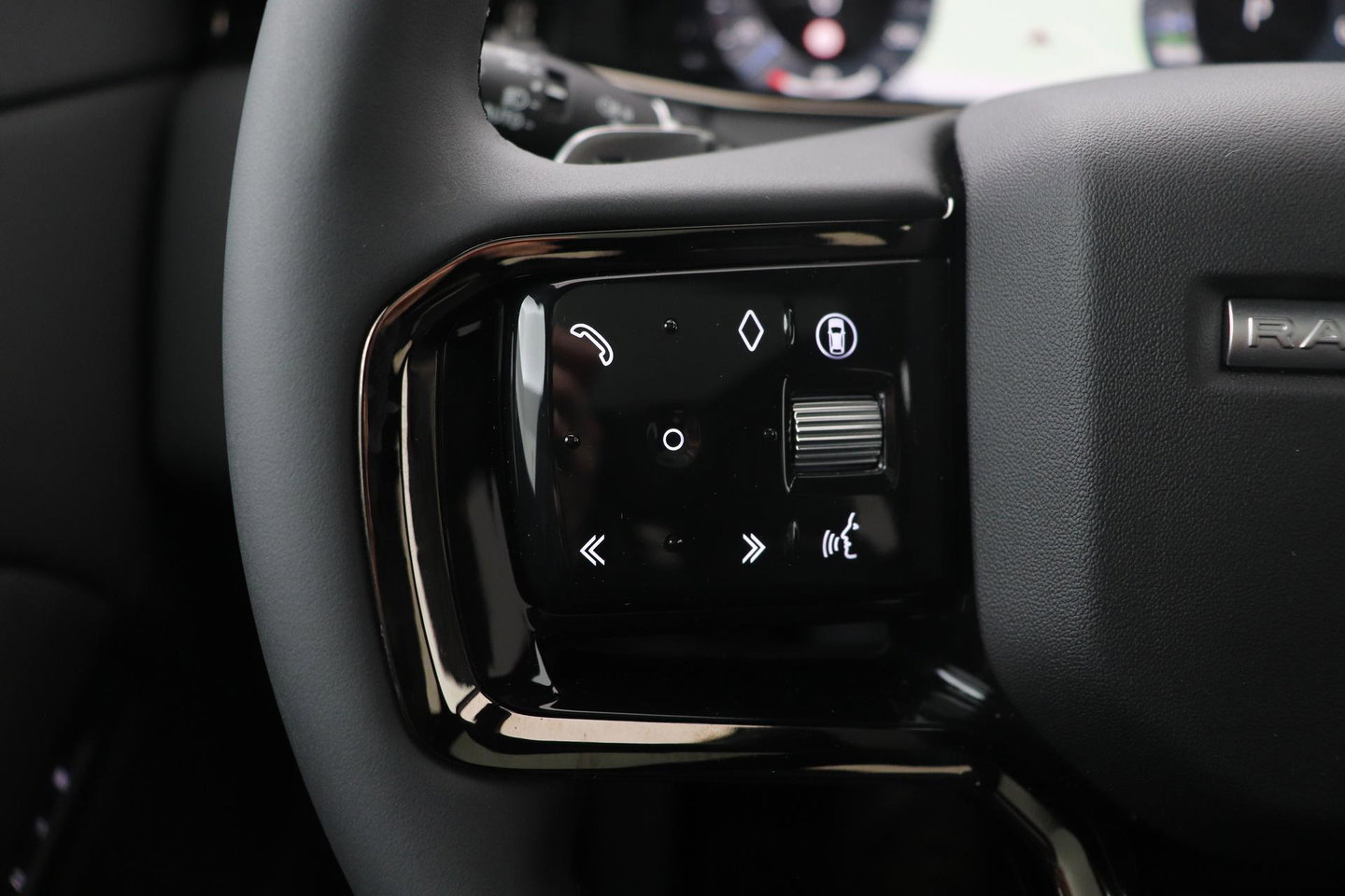 Land Rover Range Rover Evoque P270e PHEV Dynamic SE | Schuif/kanteldak | Black Pack | Cold Climate Pack | Meridian | 360 Camera | 20 Inch