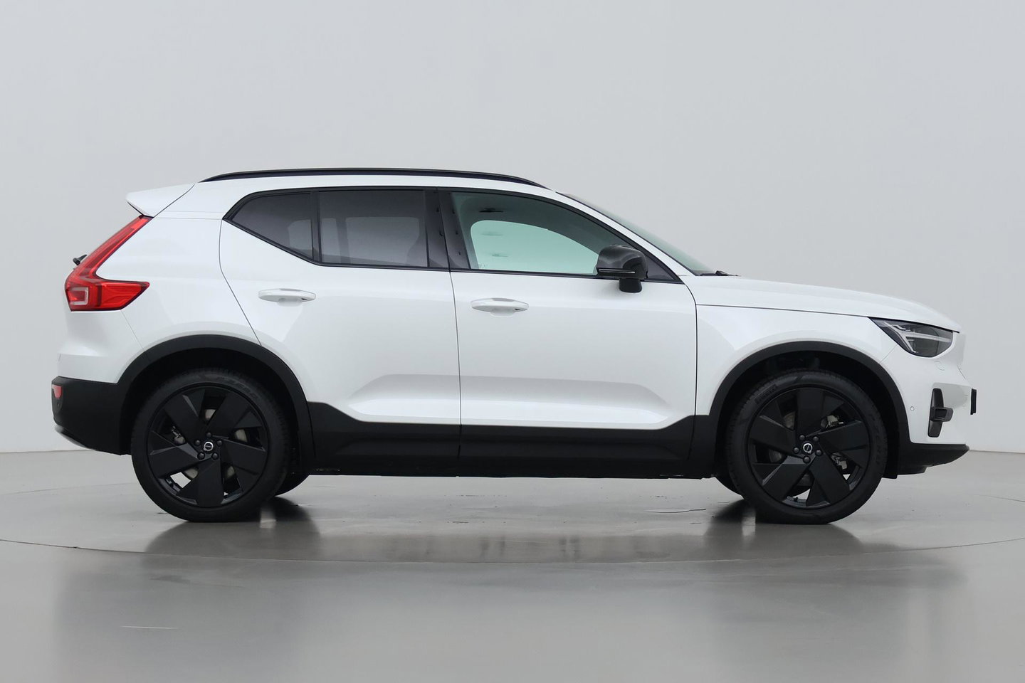 Volvo EX40 Extended Range Plus Black Edition 82 kWh | ACC | Harman/Kardon | 360° Camera | Stoel+Stuurverwarming | BLIS | 20 Inch