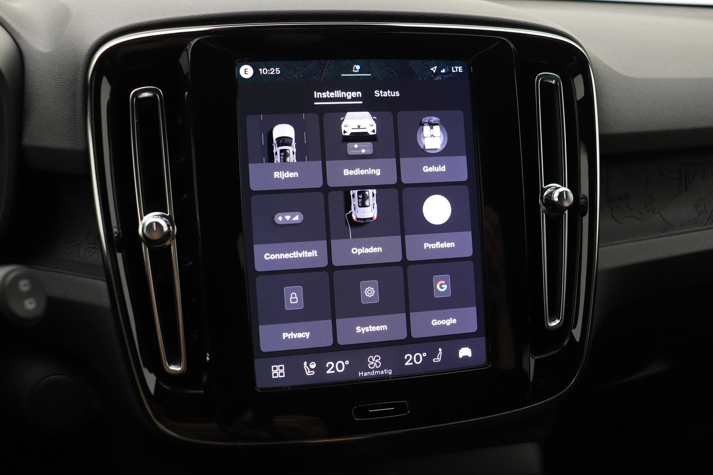 Volvo EX40 Extended Range Plus Black Edition 82 kWh | ACC | Harman/Kardon | 360° Camera | Stoel+Stuurverwarming | BLIS | 20 Inch