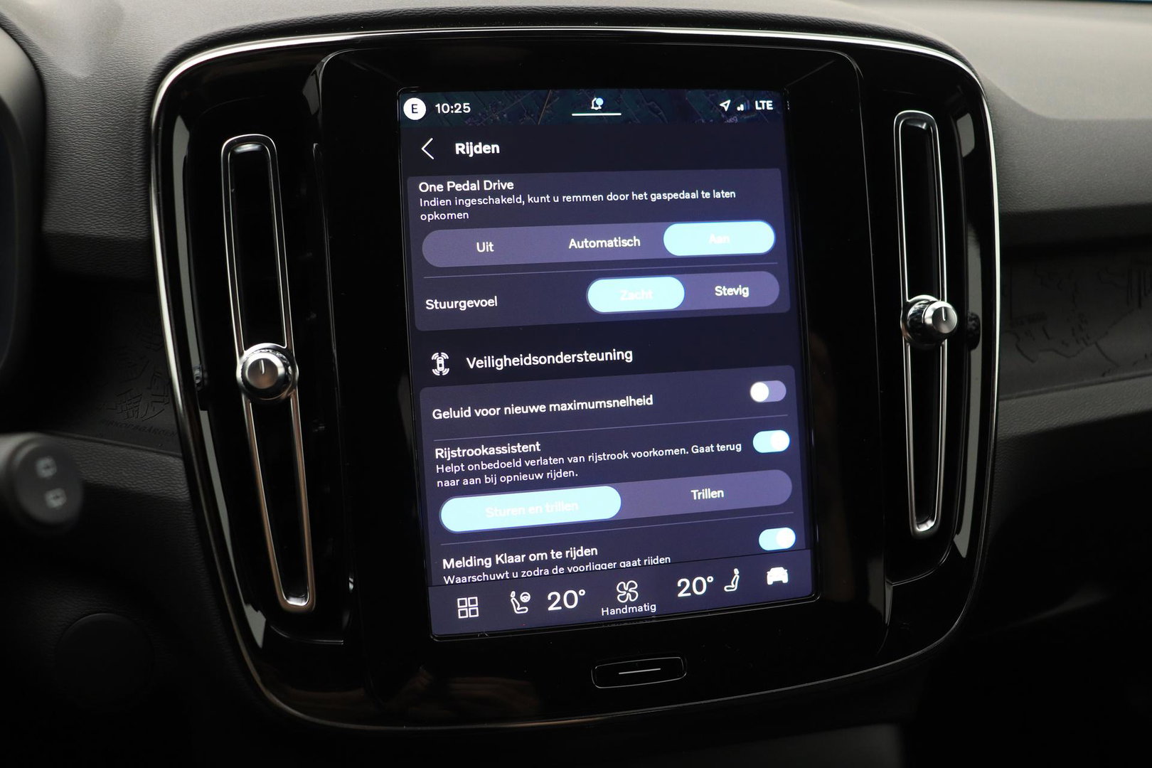 Volvo EX40 Extended Range Plus Black Edition 82 kWh | ACC | Harman/Kardon | 360° Camera | Stoel+Stuurverwarming | BLIS | 20 Inch