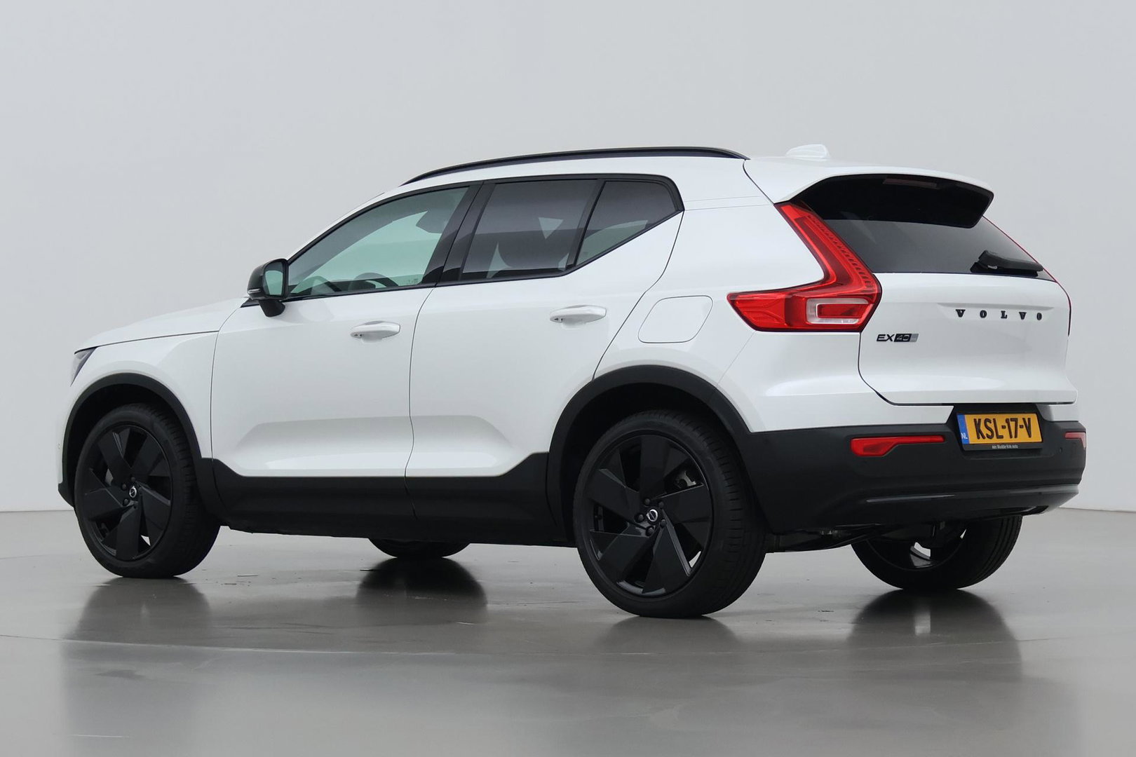 Volvo EX40 Extended Range Plus Black Edition 82 kWh | ACC | Harman/Kardon | 360° Camera | Stoel+Stuurverwarming | BLIS | 20 Inch