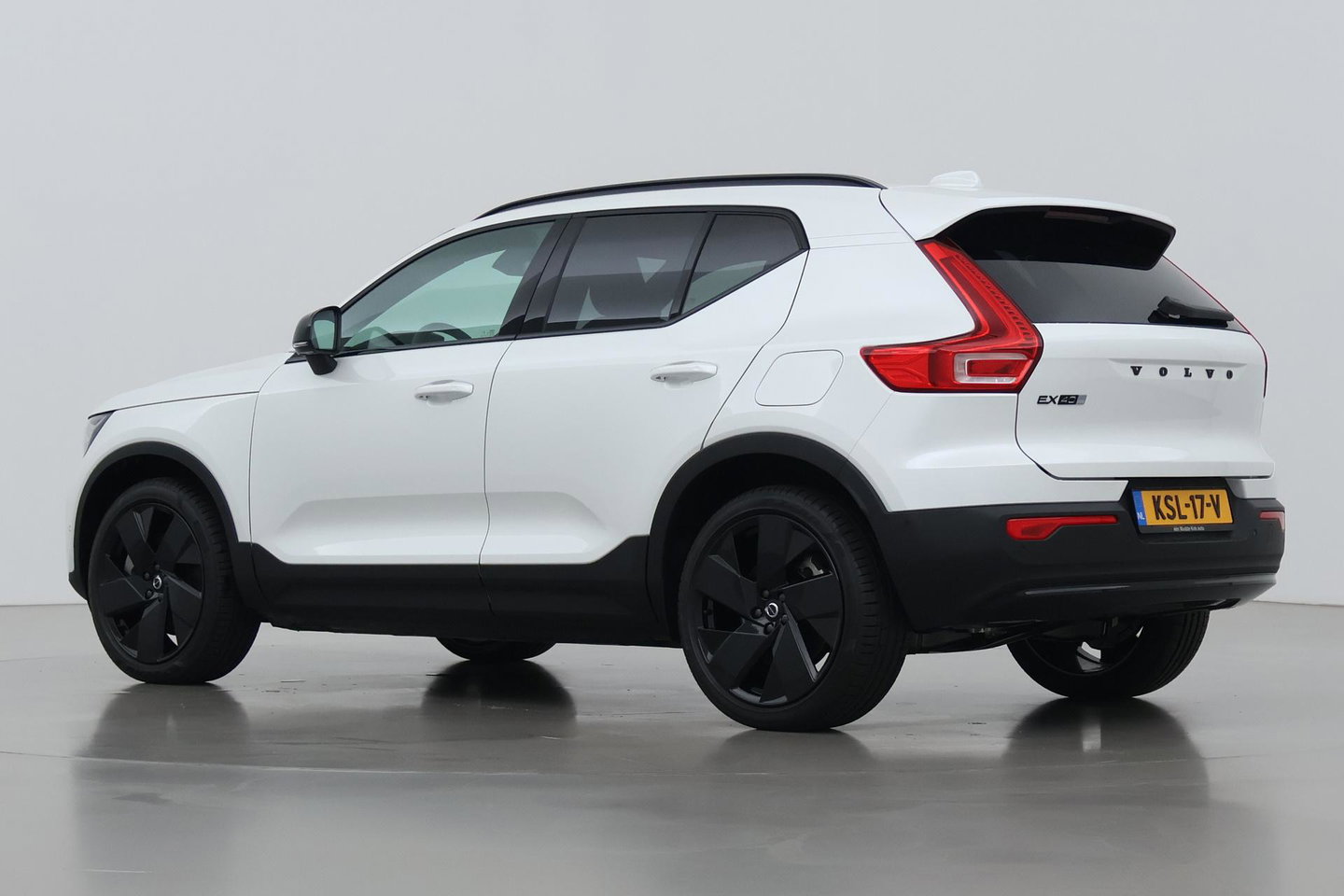 Volvo EX40 Extended Range Plus Black Edition 82 kWh | ACC | Harman/Kardon | 360° Camera | Stoel+Stuurverwarming | BLIS | 20 Inch
