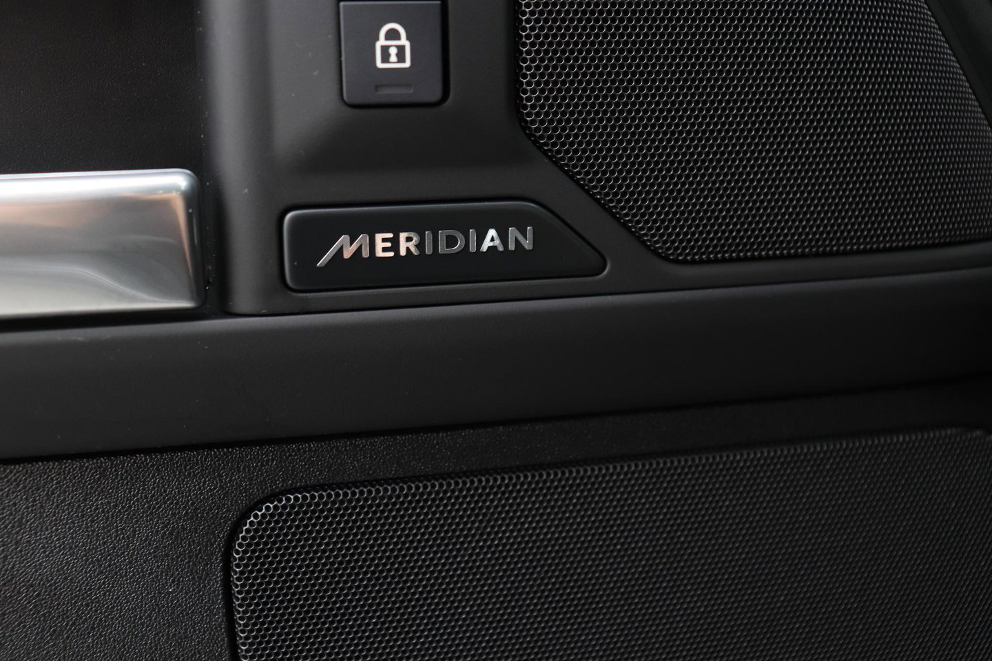 Land Rover Defender 2.0 P300e 110 X-Dynamic SE | FACELIFT | ACC | Panoramadak | ClearSight | Stoel+Stuurverwarming | Trekhaak
