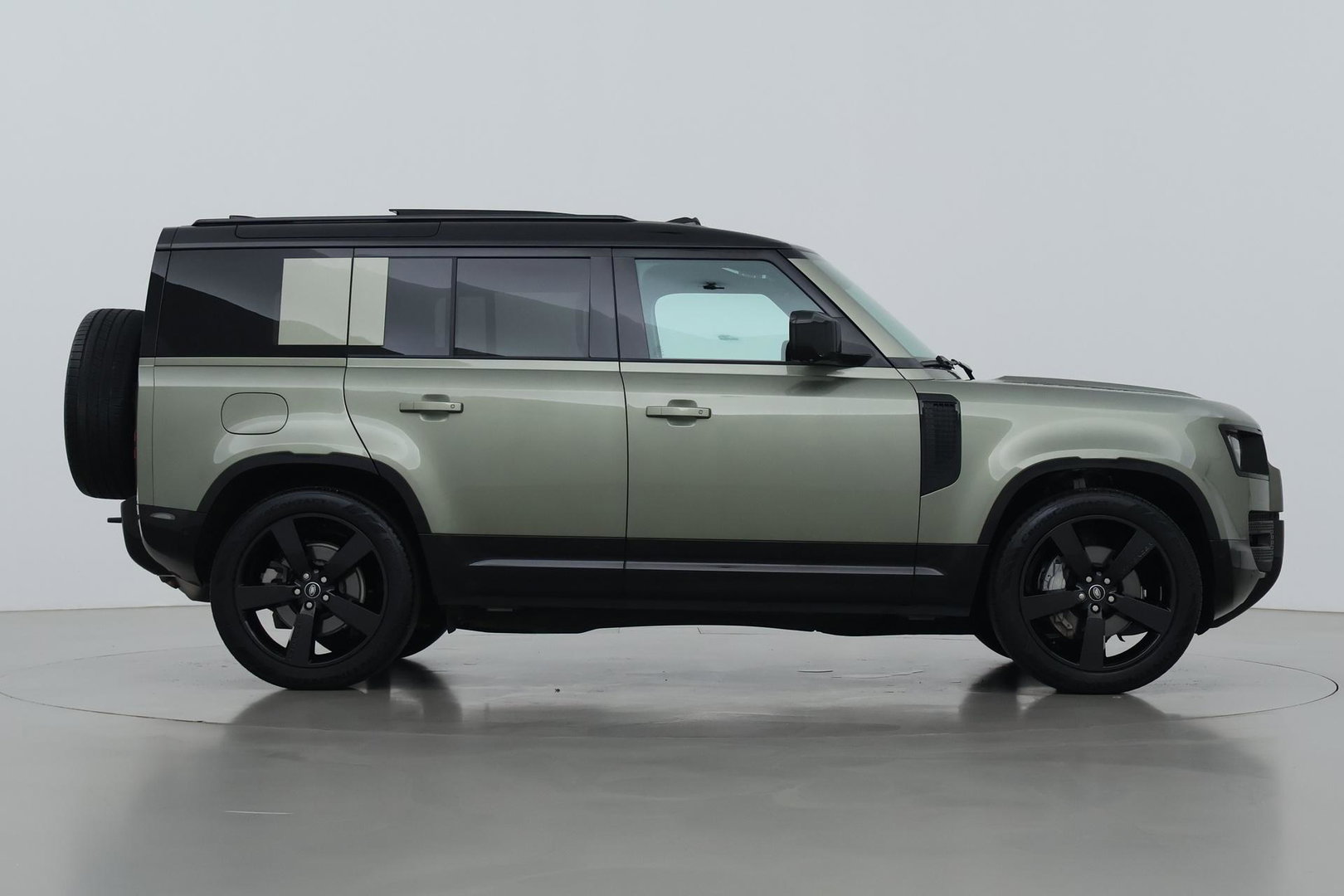 Land Rover Defender 110 2.0 P300e 110 X-Dynamic HSE | ACC | ClearSight | Trekhaak | Luchtvering | Panoramadak | Meridian Surround | 360° Camera | Ventilatie
