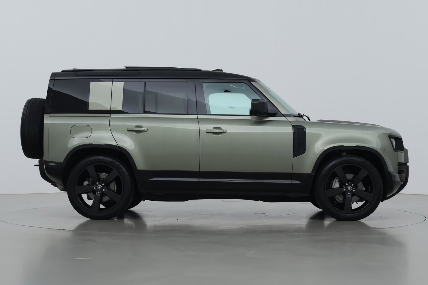 Land Rover Defender 110 2.0 P300e 110 X-Dynamic HSE | ACC | ClearSight | Trekhaak | Luchtvering | Panoramadak | Meridian Surround | 360° Camera | Ventilatie