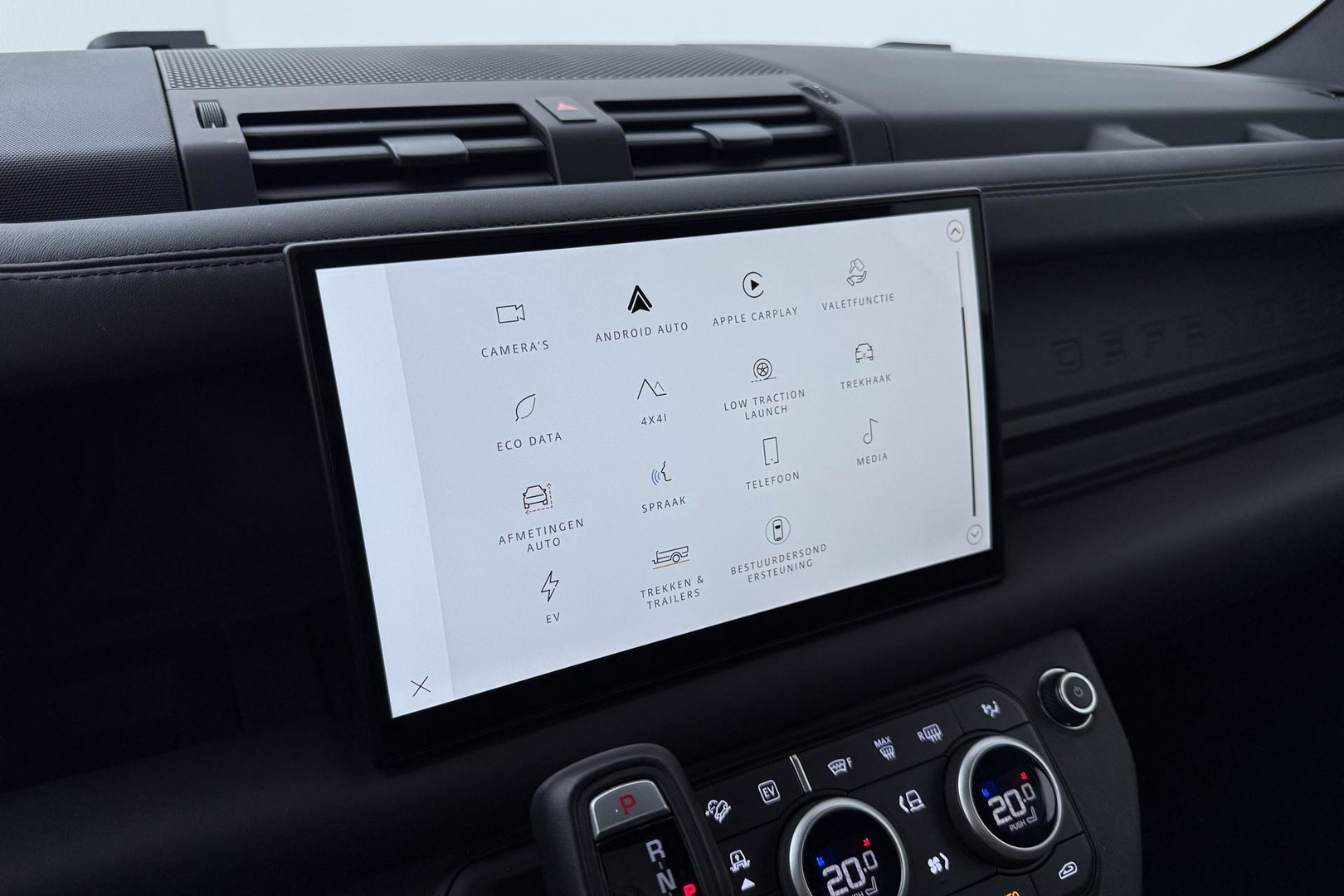 Land Rover Defender 110 2.0 P300e 110 X-Dynamic HSE | ACC | ClearSight | Trekhaak | Luchtvering | Panoramadak | Meridian Surround | 360° Camera | Ventilatie