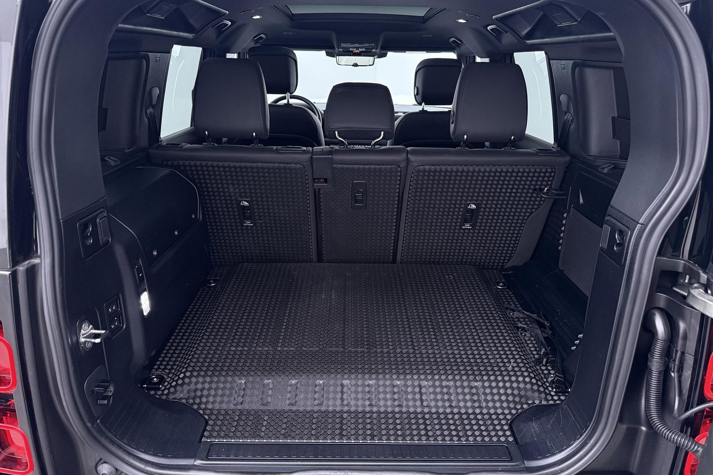 Land Rover Defender 110 2.0 P300e 110 X-Dynamic HSE | ACC | ClearSight | Trekhaak | Luchtvering | Panoramadak | Meridian Surround | 360° Camera | Ventilatie