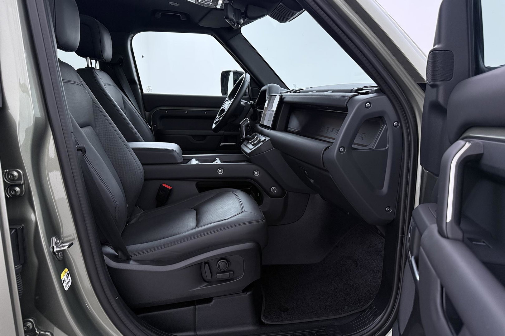 Land Rover Defender 110 2.0 P300e 110 X-Dynamic HSE | ACC | ClearSight | Trekhaak | Luchtvering | Panoramadak | Meridian Surround | 360° Camera | Ventilatie