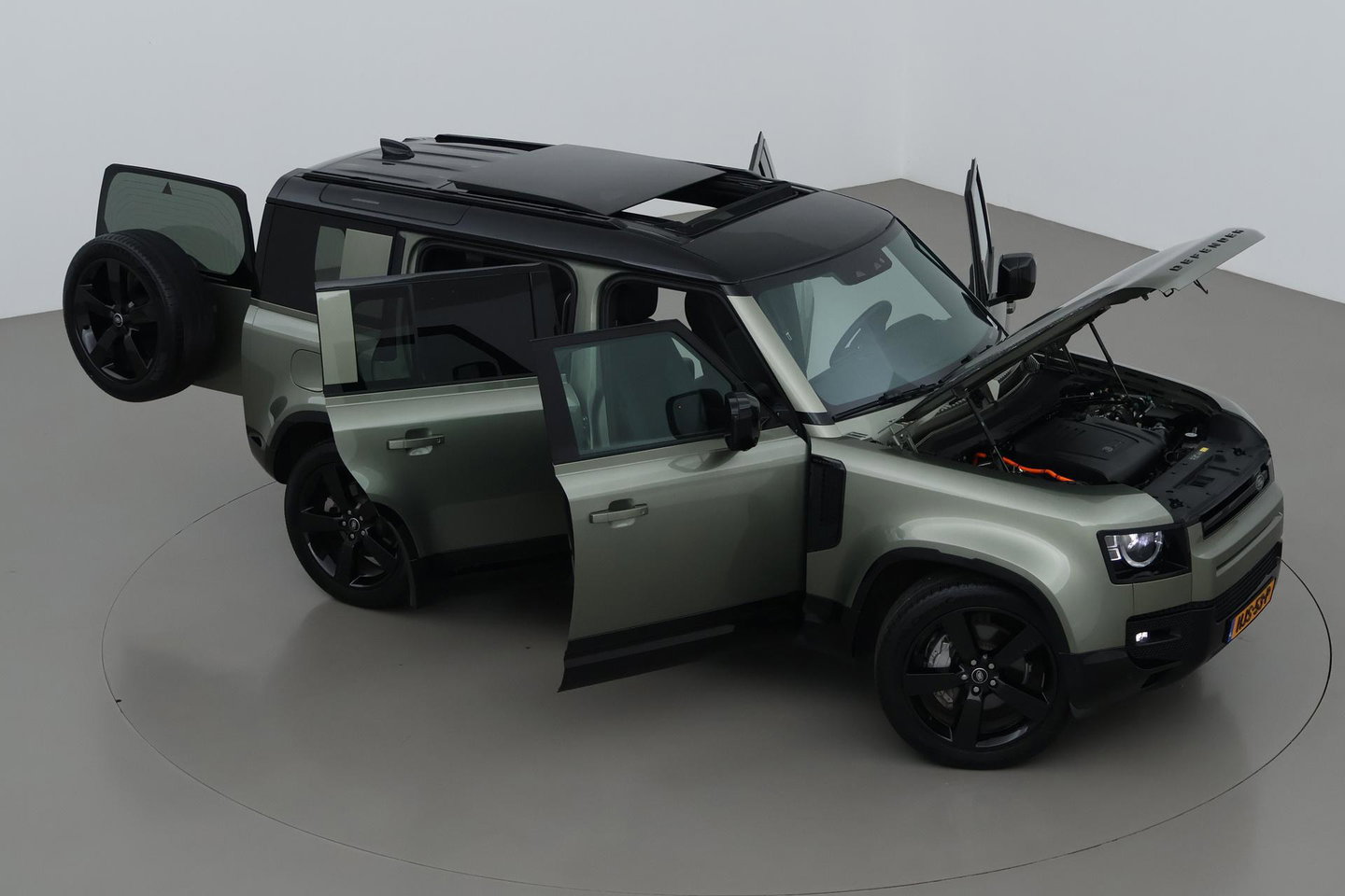 Land Rover Defender 110 2.0 P300e 110 X-Dynamic HSE | ACC | ClearSight | Trekhaak | Luchtvering | Panoramadak | Meridian Surround | 360° Camera | Ventilatie