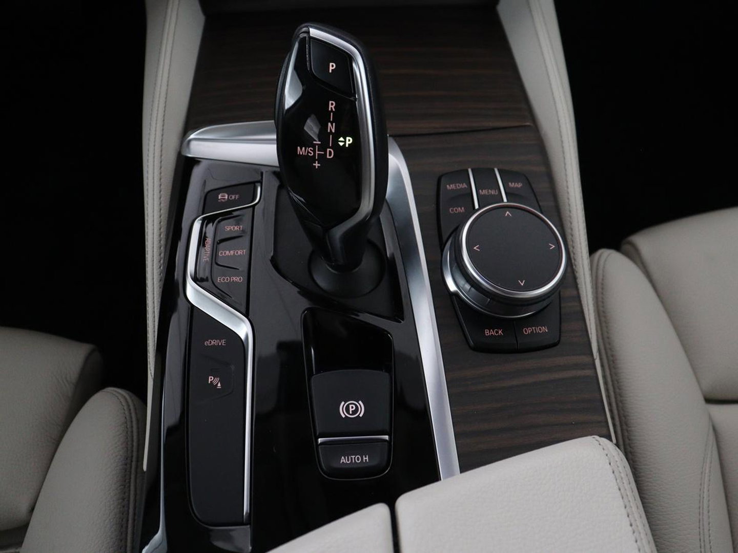 BMW 5 Serie 530e iPerformance High Executive | Leder | Elektrische stoelen | Stoelverwarming | Sfeerverlichting | Adaptive cruise | Carplay | Climate control | Camera | Park assist | PHEV