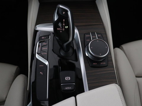 BMW 5 Serie 530e iPerformance High Executive | Leder | Elektrische stoelen | Stoelverwarming | Sfeerverlichting | Adaptive cruise | Carplay | Climate control | Camera | Park assist | PHEV