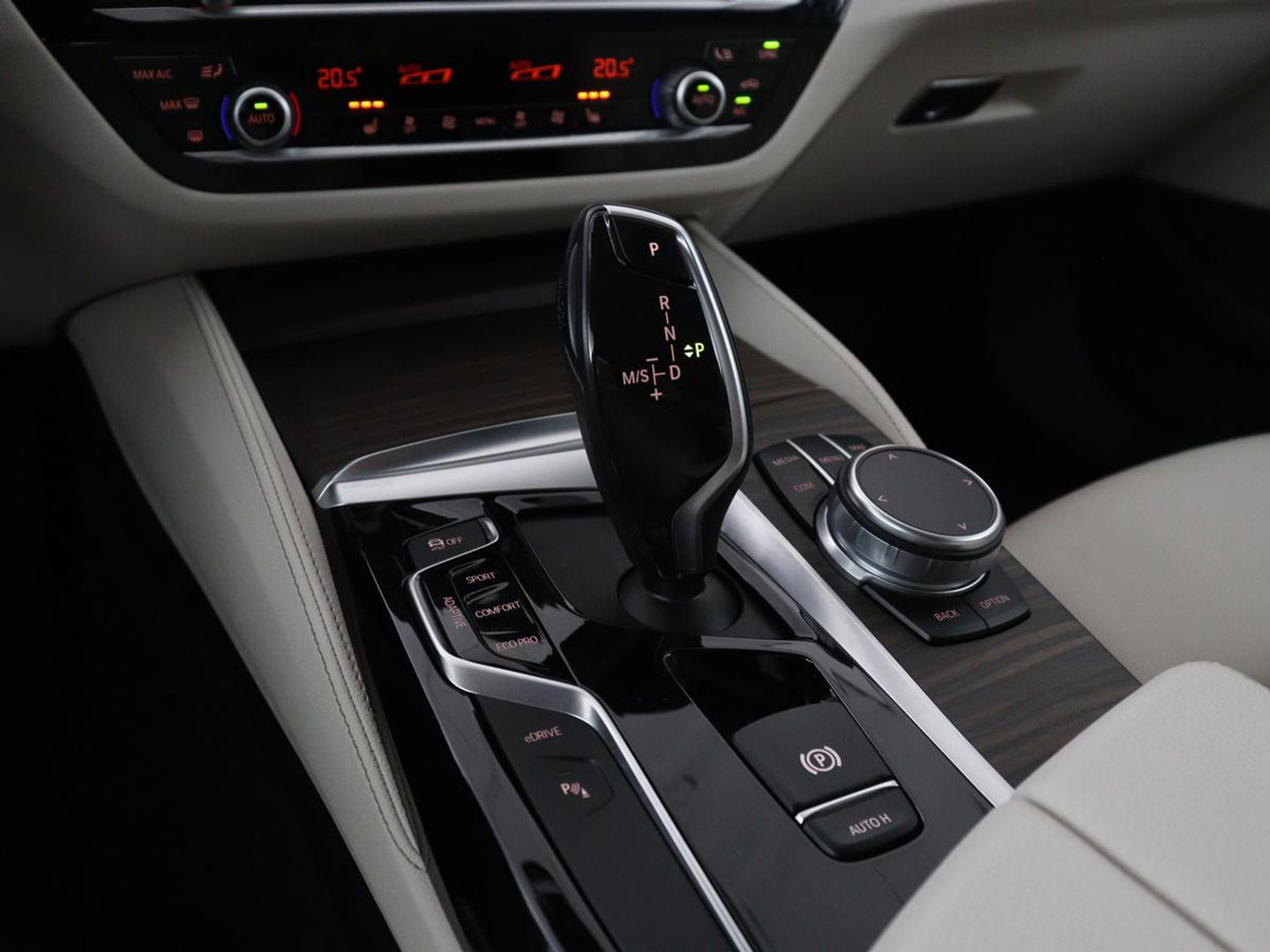 BMW 5 Serie 530e iPerformance High Executive | Leder | Elektrische stoelen | Stoelverwarming | Sfeerverlichting | Adaptive cruise | Carplay | Climate control | Camera | Park assist | PHEV