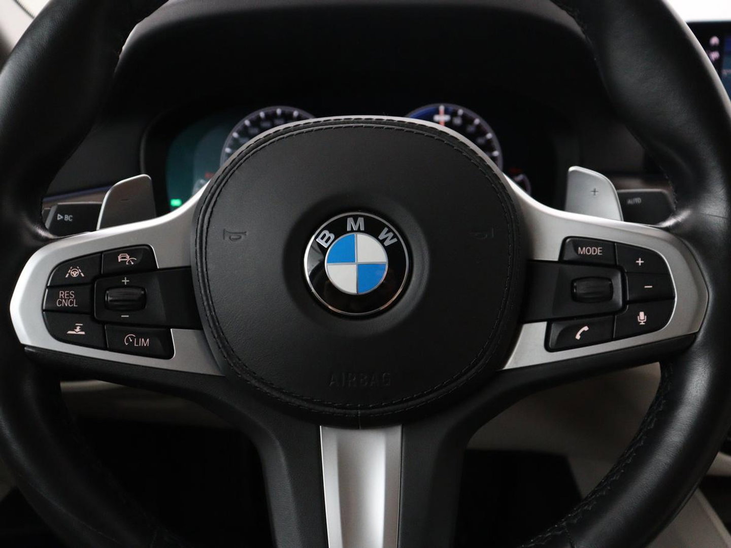 BMW 5 Serie 530e iPerformance High Executive | Leder | Elektrische stoelen | Stoelverwarming | Sfeerverlichting | Adaptive cruise | Carplay | Climate control | Camera | Park assist | PHEV