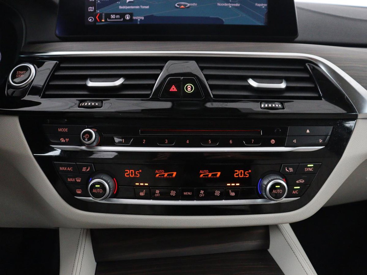 BMW 5 Serie 530e iPerformance High Executive | Leder | Elektrische stoelen | Stoelverwarming | Sfeerverlichting | Adaptive cruise | Carplay | Climate control | Camera | Park assist | PHEV