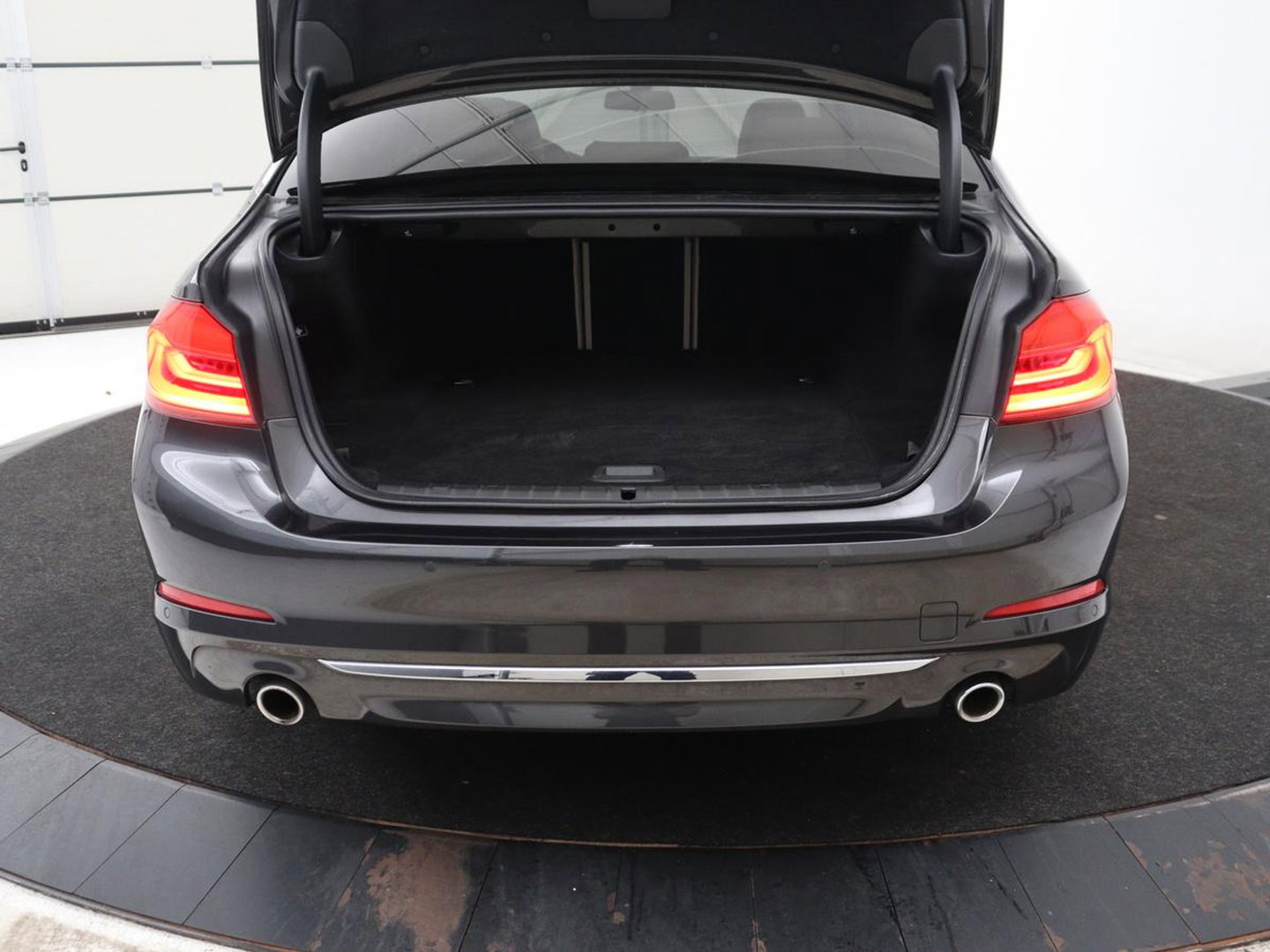 BMW 5 Serie 530e iPerformance High Executive | Leder | Elektrische stoelen | Stoelverwarming | Sfeerverlichting | Adaptive cruise | Carplay | Climate control | Camera | Park assist | PHEV