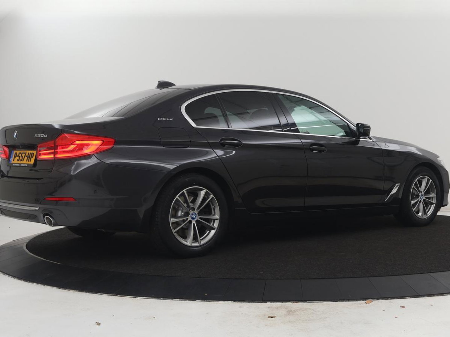 BMW 5 Serie 530e iPerformance High Executive | Leder | Elektrische stoelen | Stoelverwarming | Sfeerverlichting | Adaptive cruise | Carplay | Climate control | Camera | Park assist | PHEV