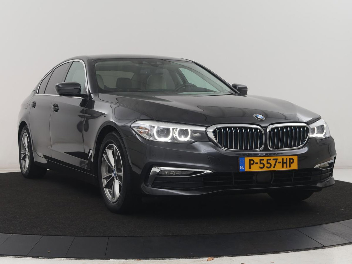 BMW 5 Serie 530e iPerformance High Executive | Leder | Elektrische stoelen | Stoelverwarming | Sfeerverlichting | Adaptive cruise | Carplay | Climate control | Camera | Park assist | PHEV