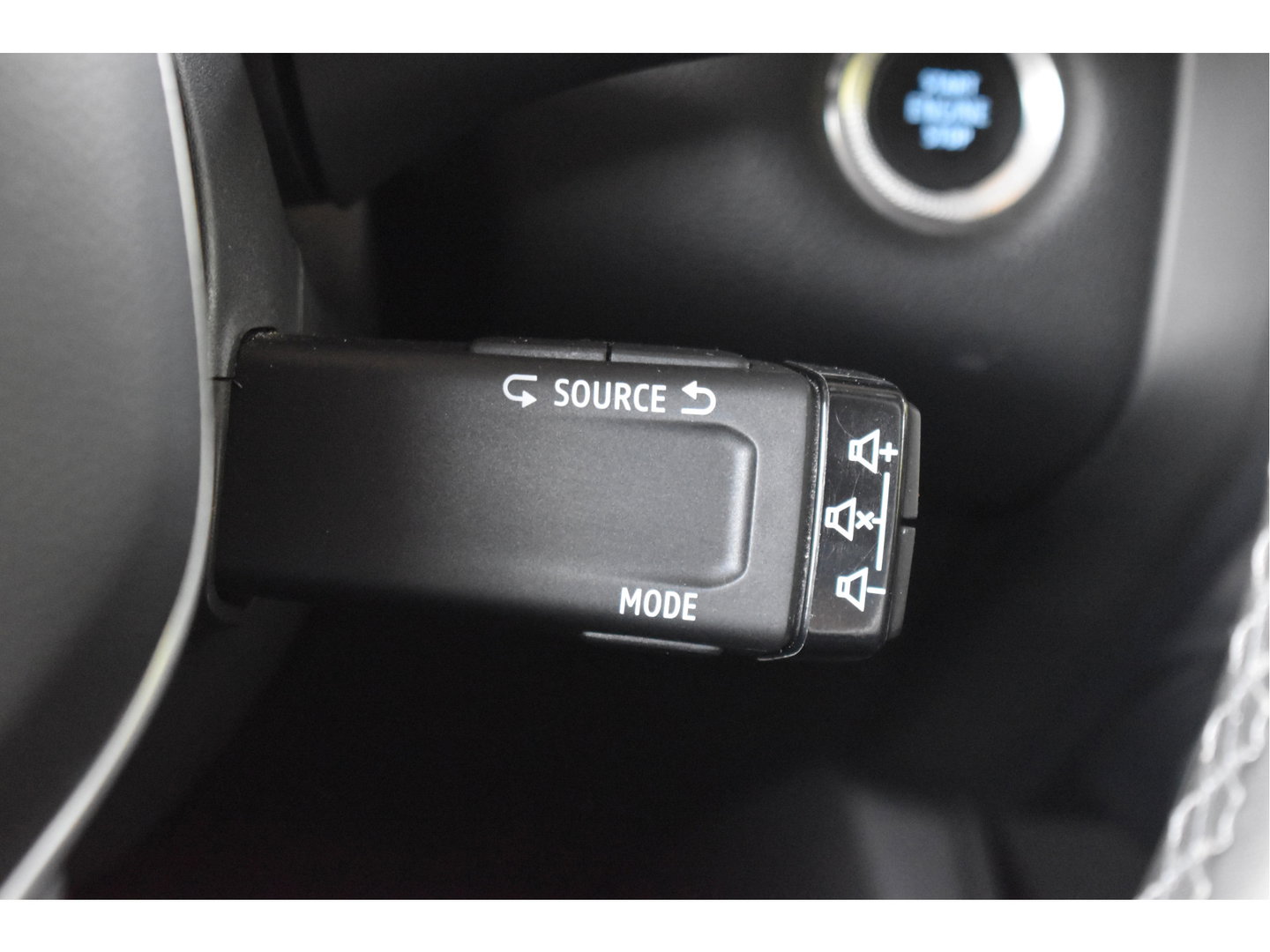 Renault Captur 1.6 E-Tech Hybrid 145 pk Intens Bi-Tone | NL-Auto | Trekhaak | Camera | Carplay/Android | DAB | Keyless | LED | Sfeerverlichting
