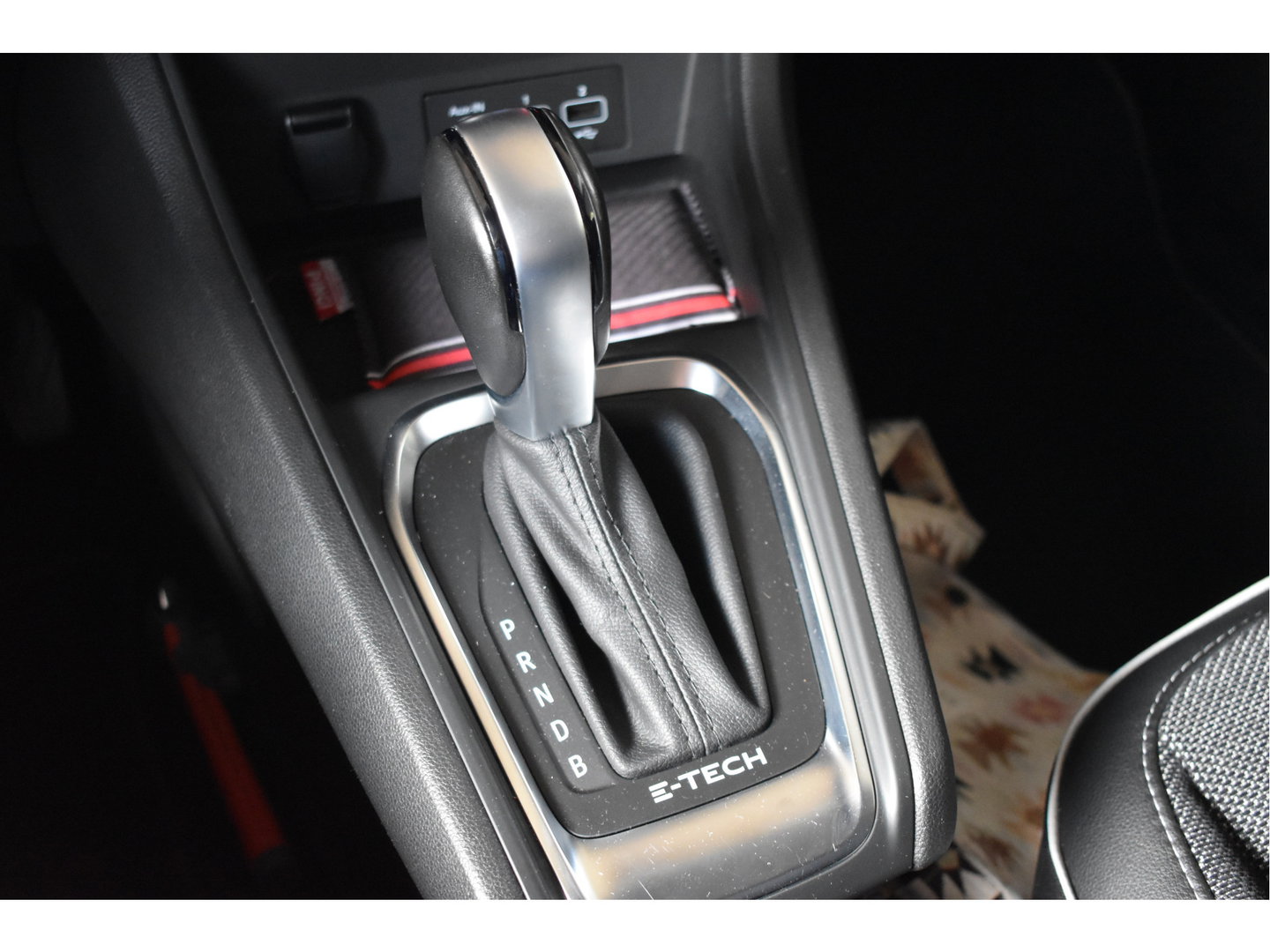 Renault Captur 1.6 E-Tech Hybrid 145 pk Intens Bi-Tone | NL-Auto | Trekhaak | Camera | Carplay/Android | DAB | Keyless | LED | Sfeerverlichting