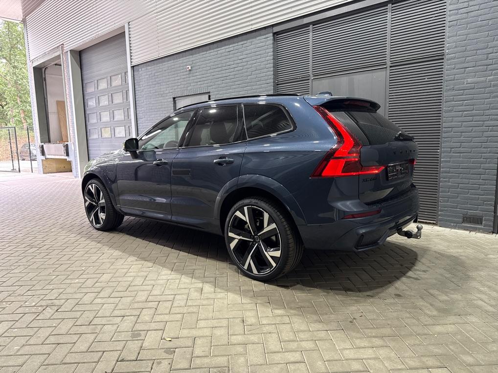 Volvo XC60 T6 Plug-in hybrid Ultra Black Edition | ACC | Luchtvering | Panoramadak | Bowers&Wilkins | Trekhaak | 360° Camera | Massage | Head-Up