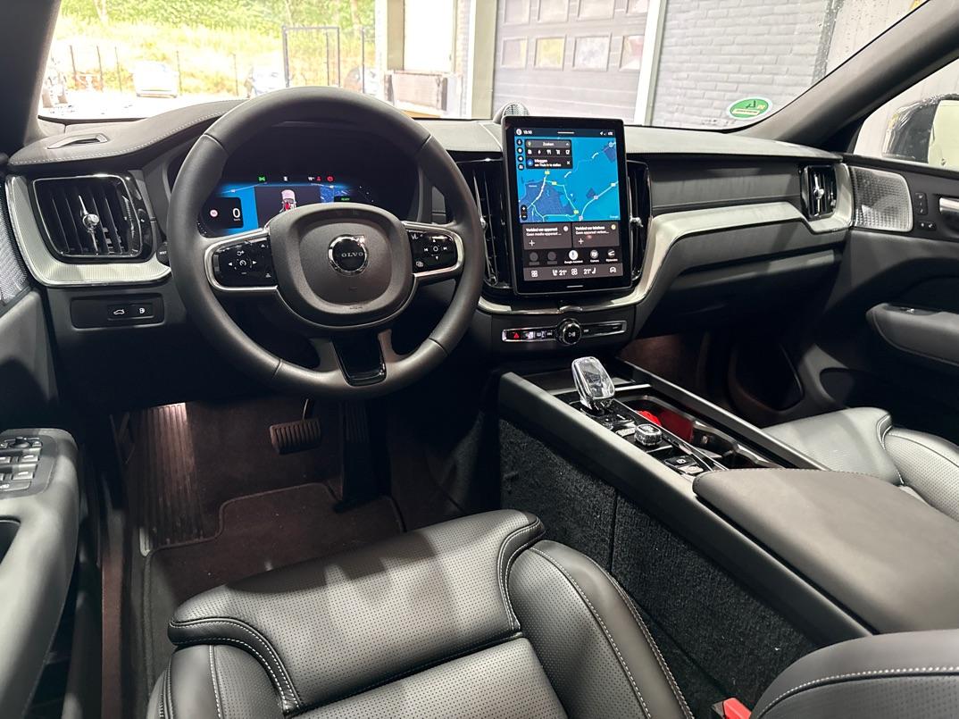 Volvo XC60 T6 Plug-in hybrid Ultra Black Edition | ACC | Luchtvering | Panoramadak | Bowers&Wilkins | Trekhaak | 360° Camera | Massage | Head-Up
