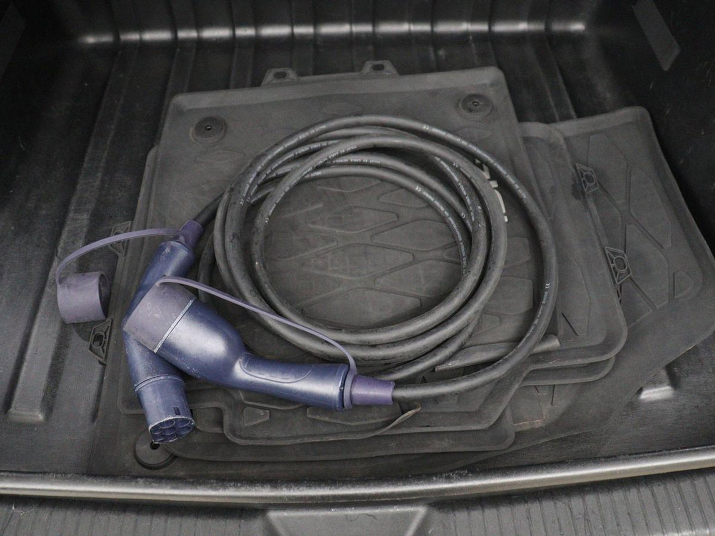 Volkswagen ID.4 Family 77 kWh | SOH 91,3% | Panoramadak | Leder/alcantara | Stuur/stoel verwarming | Sfeerverlichting | Carplay | Adaptive cruise | Camera | Park assist | Trekhaak