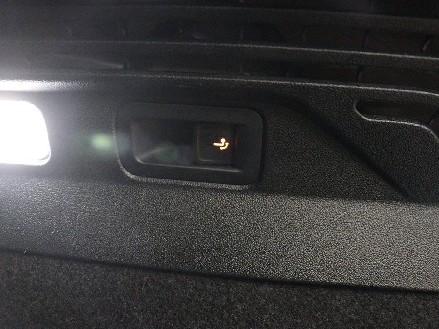 Volkswagen ID.4 Family 77 kWh | SOH 91,3% | Panoramadak | Leder/alcantara | Stuur/stoel verwarming | Sfeerverlichting | Carplay | Adaptive cruise | Camera | Park assist | Trekhaak
