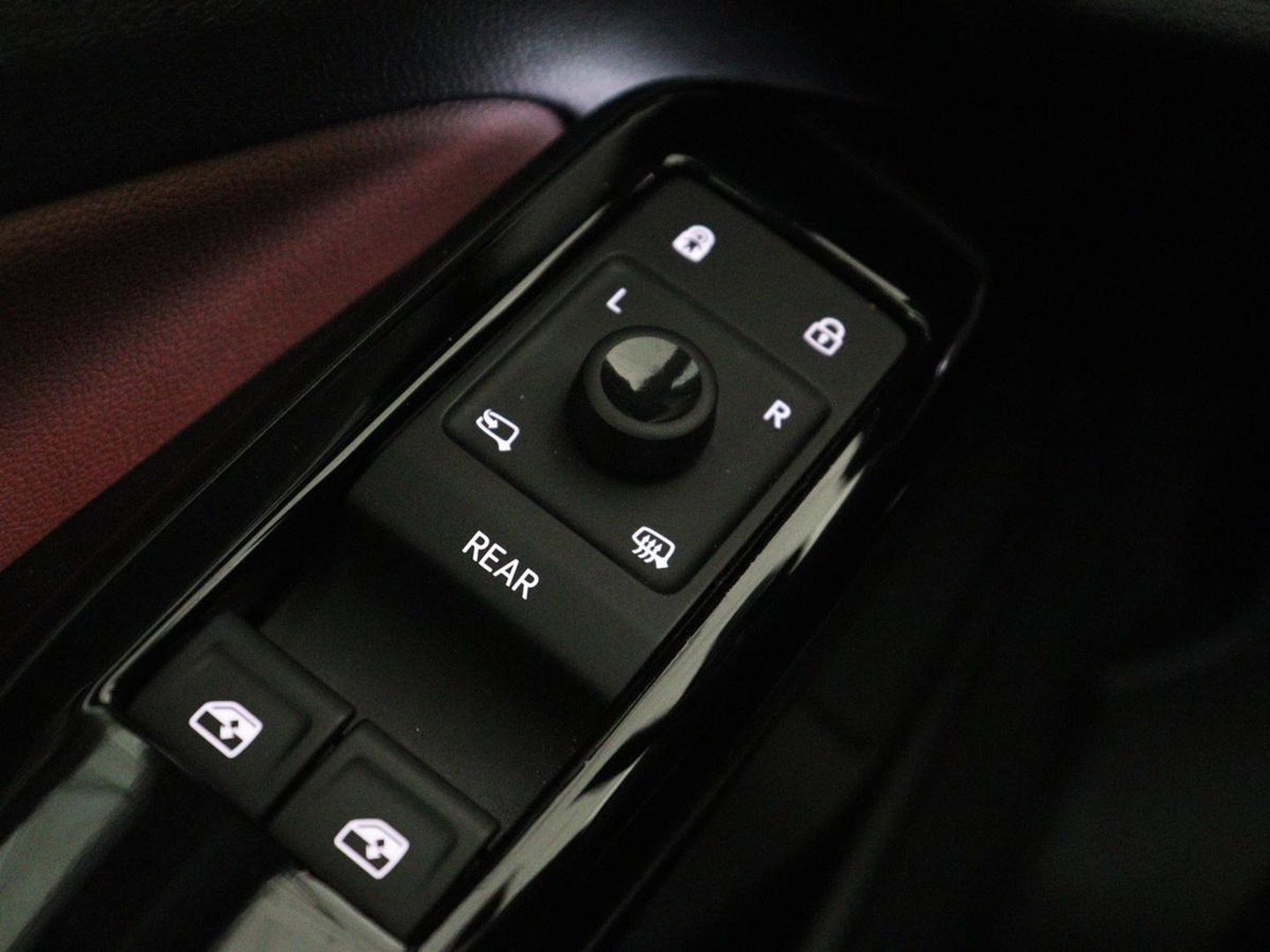 Volkswagen ID.4 Family 77 kWh | SOH 91,3% | Panoramadak | Leder/alcantara | Stuur/stoel verwarming | Sfeerverlichting | Carplay | Adaptive cruise | Camera | Park assist | Trekhaak