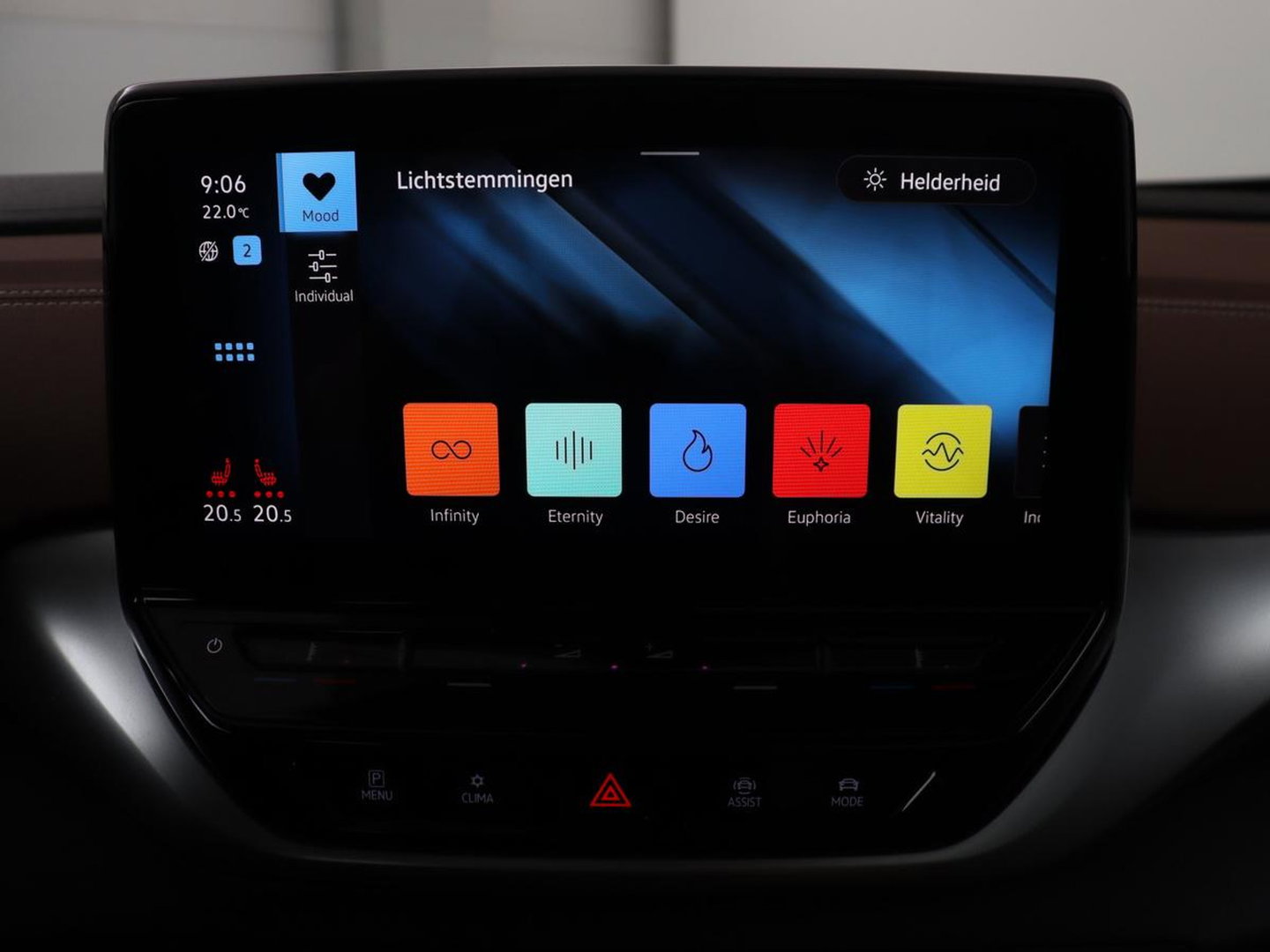 Volkswagen ID.4 Family 77 kWh | SOH 91,3% | Panoramadak | Leder/alcantara | Stuur/stoel verwarming | Sfeerverlichting | Carplay | Adaptive cruise | Camera | Park assist | Trekhaak