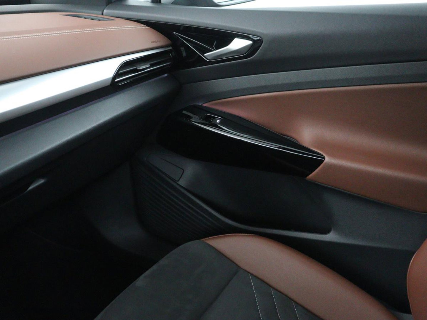 Volkswagen ID.4 Family 77 kWh | SOH 91,3% | Panoramadak | Leder/alcantara | Stuur/stoel verwarming | Sfeerverlichting | Carplay | Adaptive cruise | Camera | Park assist | Trekhaak