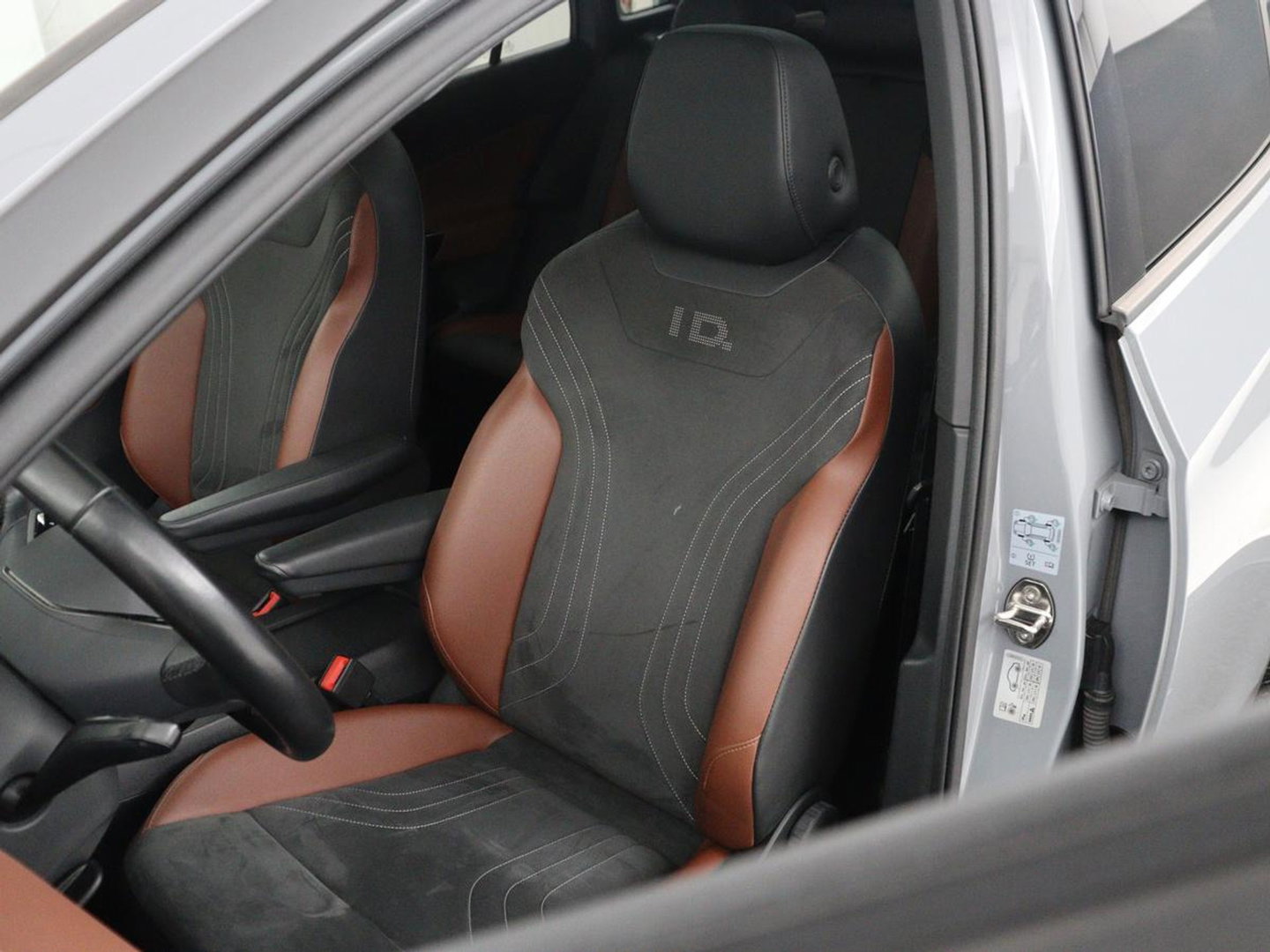 Volkswagen ID.4 Family 77 kWh | SOH 91,3% | Panoramadak | Leder/alcantara | Stuur/stoel verwarming | Sfeerverlichting | Carplay | Adaptive cruise | Camera | Park assist | Trekhaak