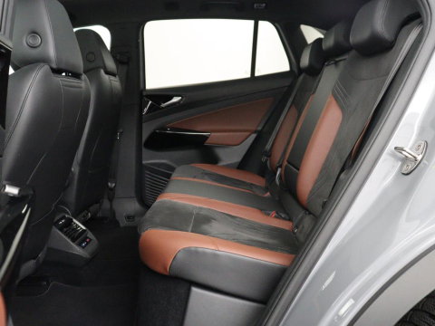 Volkswagen ID.4 Family 77 kWh | SOH 91,3% | Panoramadak | Leder/alcantara | Stuur/stoel verwarming | Sfeerverlichting | Carplay | Adaptive cruise | Camera | Park assist | Trekhaak