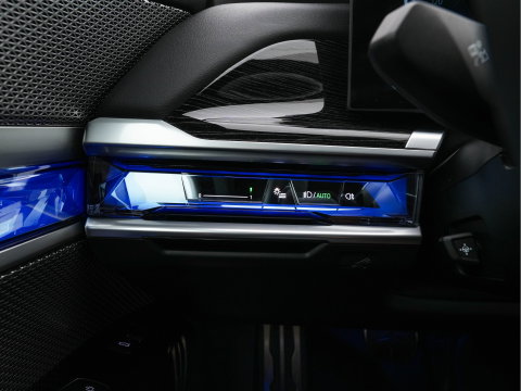 BMW i7 xDrive60 106 kWh M-Sportpack [3-Fase-11kW] {SoH-98%} (INCL.BTW) *PANO | HEAD-UP | LUXURY-LEATHER | FULL-LED | BLIND-SPOT | BOWERS&WILKINS | MEMORY-PACK | TOP-VIEW | VENTILATED/HEATED-COMFORTSEATS | SOFT-CLOSE | WIDE-SREEN-DIGICOCKPIT | KEYLESS