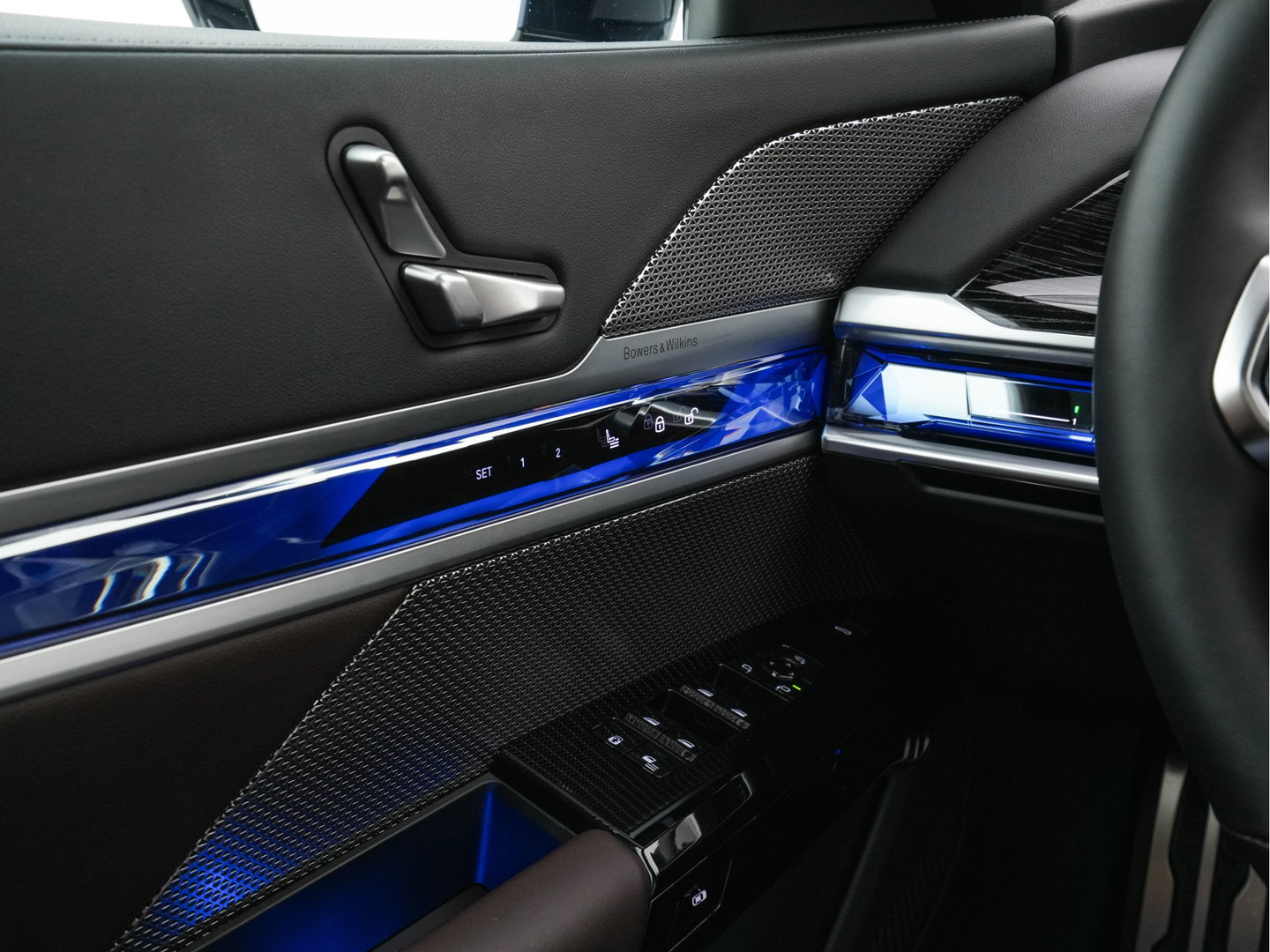 BMW i7 xDrive60 106 kWh M-Sportpack [3-Fase-11kW] {SoH-98%} (INCL.BTW) *PANO | HEAD-UP | LUXURY-LEATHER | FULL-LED | BLIND-SPOT | BOWERS&WILKINS | MEMORY-PACK | TOP-VIEW | VENTILATED/HEATED-COMFORTSEATS | SOFT-CLOSE | WIDE-SREEN-DIGICOCKPIT | KEYLESS