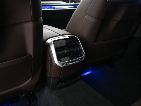 BMW i7 xDrive60 106 kWh M-Sportpack [3-Fase-11kW] {SoH-98%} (INCL.BTW) *PANO | HEAD-UP | LUXURY-LEATHER | FULL-LED | BLIND-SPOT | BOWERS&WILKINS | MEMORY-PACK | TOP-VIEW | VENTILATED/HEATED-COMFORTSEATS | SOFT-CLOSE | WIDE-SREEN-DIGICOCKPIT | KEYLESS