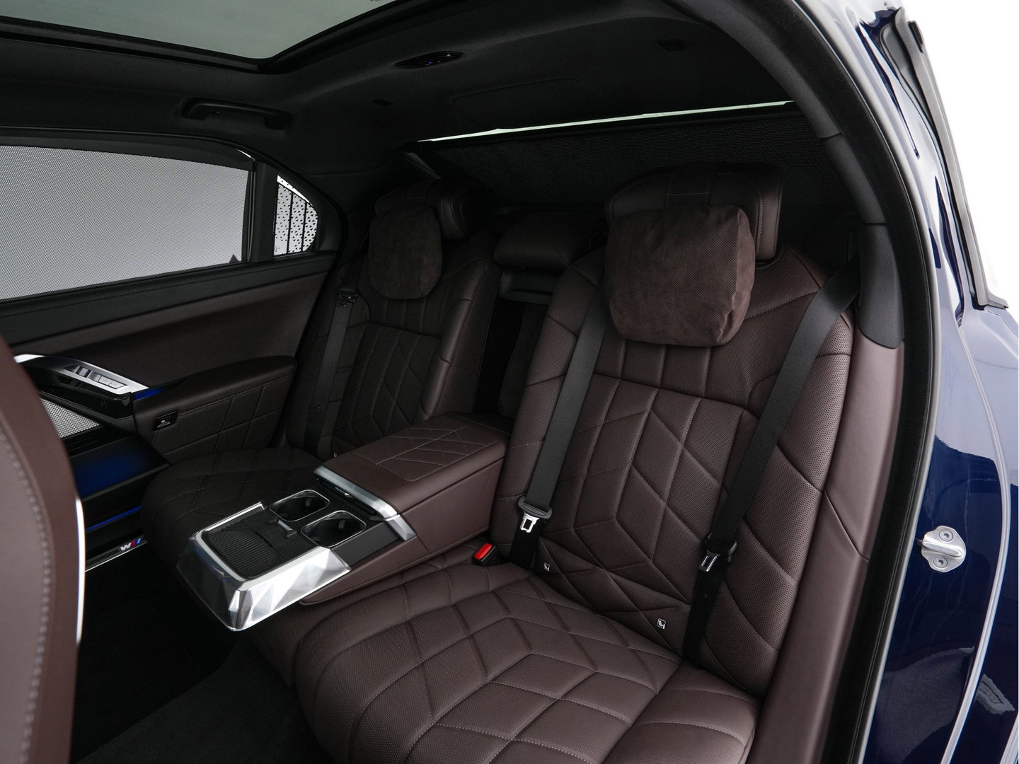 BMW i7 xDrive60 106 kWh M-Sportpack [3-Fase-11kW] {SoH-98%} (INCL.BTW) *PANO | HEAD-UP | LUXURY-LEATHER | FULL-LED | BLIND-SPOT | BOWERS&WILKINS | MEMORY-PACK | TOP-VIEW | VENTILATED/HEATED-COMFORTSEATS | SOFT-CLOSE | WIDE-SREEN-DIGICOCKPIT | KEYLESS