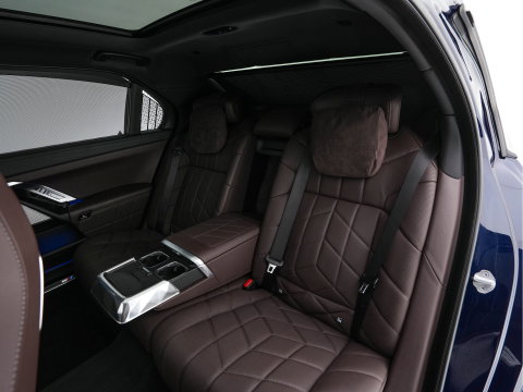 BMW i7 xDrive60 106 kWh M-Sportpack [3-Fase-11kW] {SoH-98%} (INCL.BTW) *PANO | HEAD-UP | LUXURY-LEATHER | FULL-LED | BLIND-SPOT | BOWERS&WILKINS | MEMORY-PACK | TOP-VIEW | VENTILATED/HEATED-COMFORTSEATS | SOFT-CLOSE | WIDE-SREEN-DIGICOCKPIT | KEYLESS