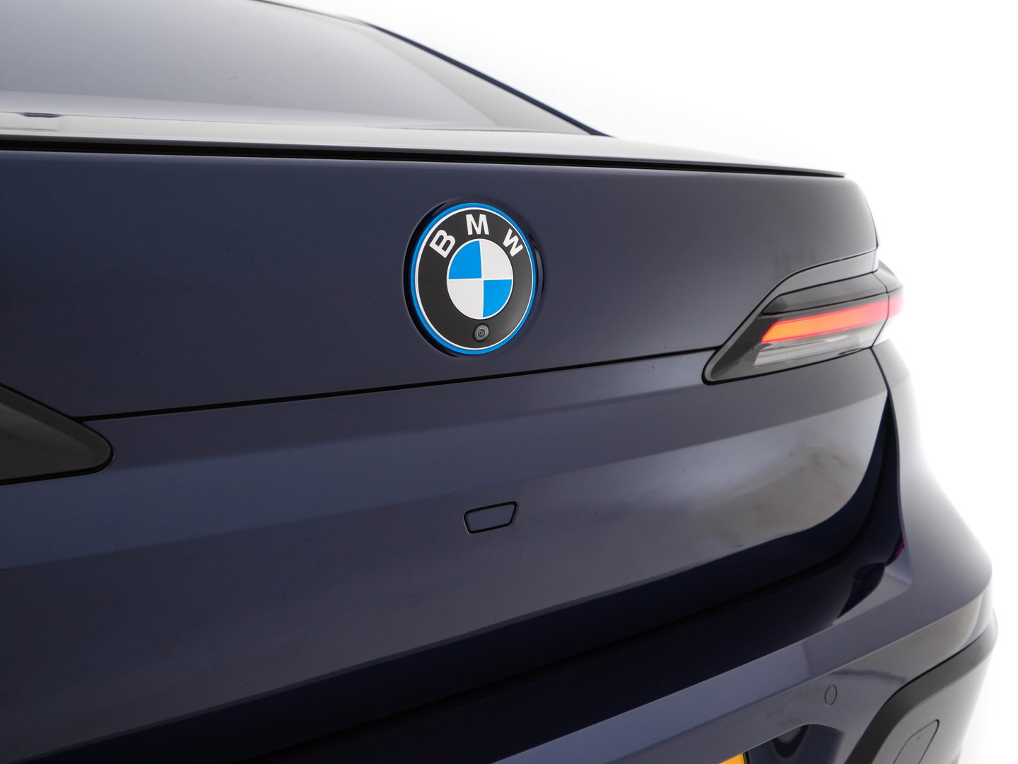 BMW i7 xDrive60 106 kWh M-Sportpack [3-Fase-11kW] {SoH-98%} (INCL.BTW) *PANO | HEAD-UP | LUXURY-LEATHER | FULL-LED | BLIND-SPOT | BOWERS&WILKINS | MEMORY-PACK | TOP-VIEW | VENTILATED/HEATED-COMFORTSEATS | SOFT-CLOSE | WIDE-SREEN-DIGICOCKPIT | KEYLESS