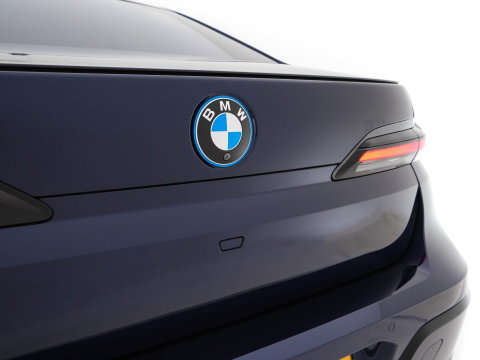 BMW i7 xDrive60 106 kWh M-Sportpack [3-Fase-11kW] {SoH-98%} (INCL.BTW) *PANO | HEAD-UP | LUXURY-LEATHER | FULL-LED | BLIND-SPOT | BOWERS&WILKINS | MEMORY-PACK | TOP-VIEW | VENTILATED/HEATED-COMFORTSEATS | SOFT-CLOSE | WIDE-SREEN-DIGICOCKPIT | KEYLESS