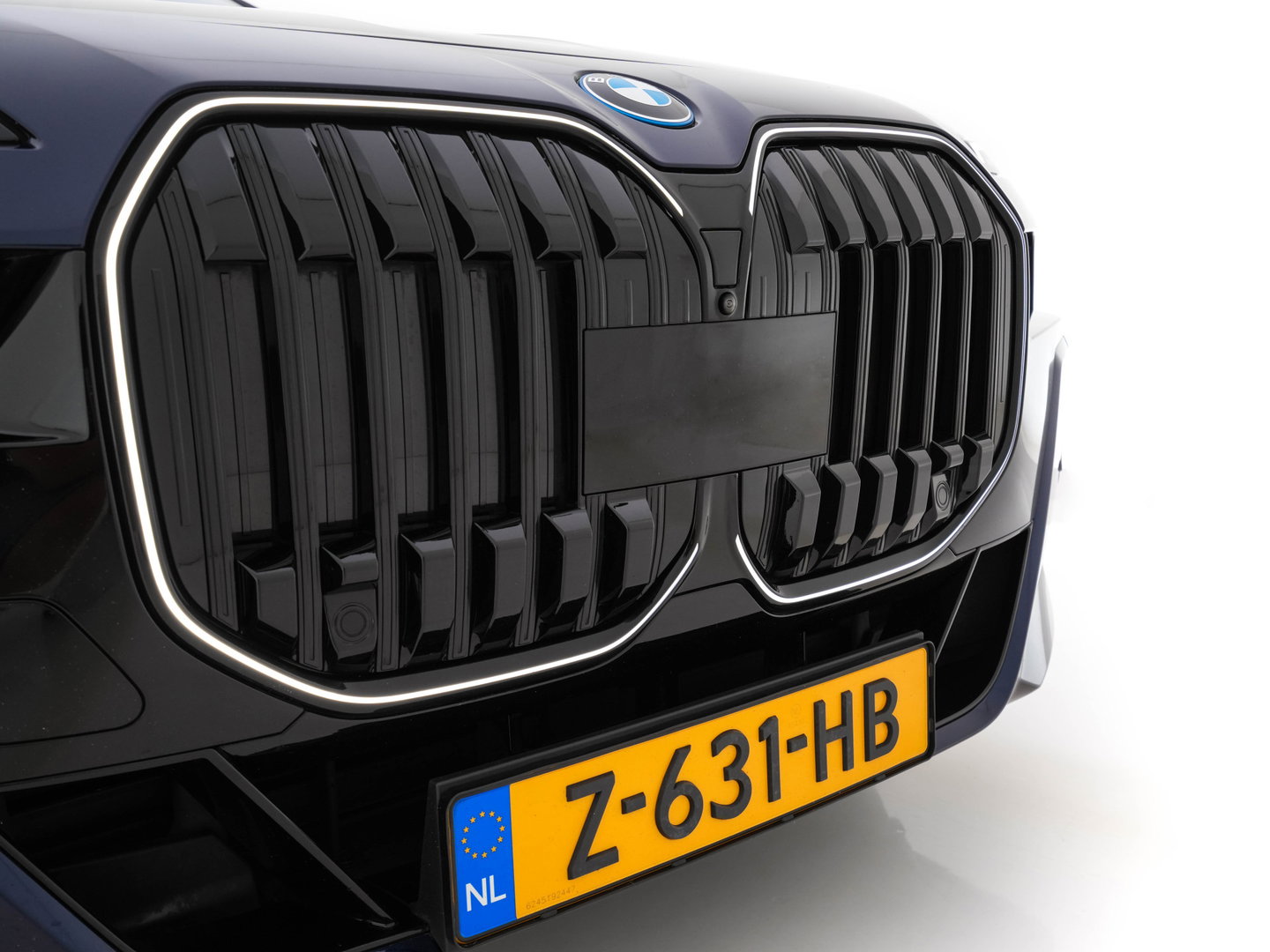 BMW i7 xDrive60 106 kWh M-Sportpack [3-Fase-11kW] {SoH-98%} (INCL.BTW) *PANO | HEAD-UP | LUXURY-LEATHER | FULL-LED | BLIND-SPOT | BOWERS&WILKINS | MEMORY-PACK | TOP-VIEW | VENTILATED/HEATED-COMFORTSEATS | SOFT-CLOSE | WIDE-SREEN-DIGICOCKPIT | KEYLESS