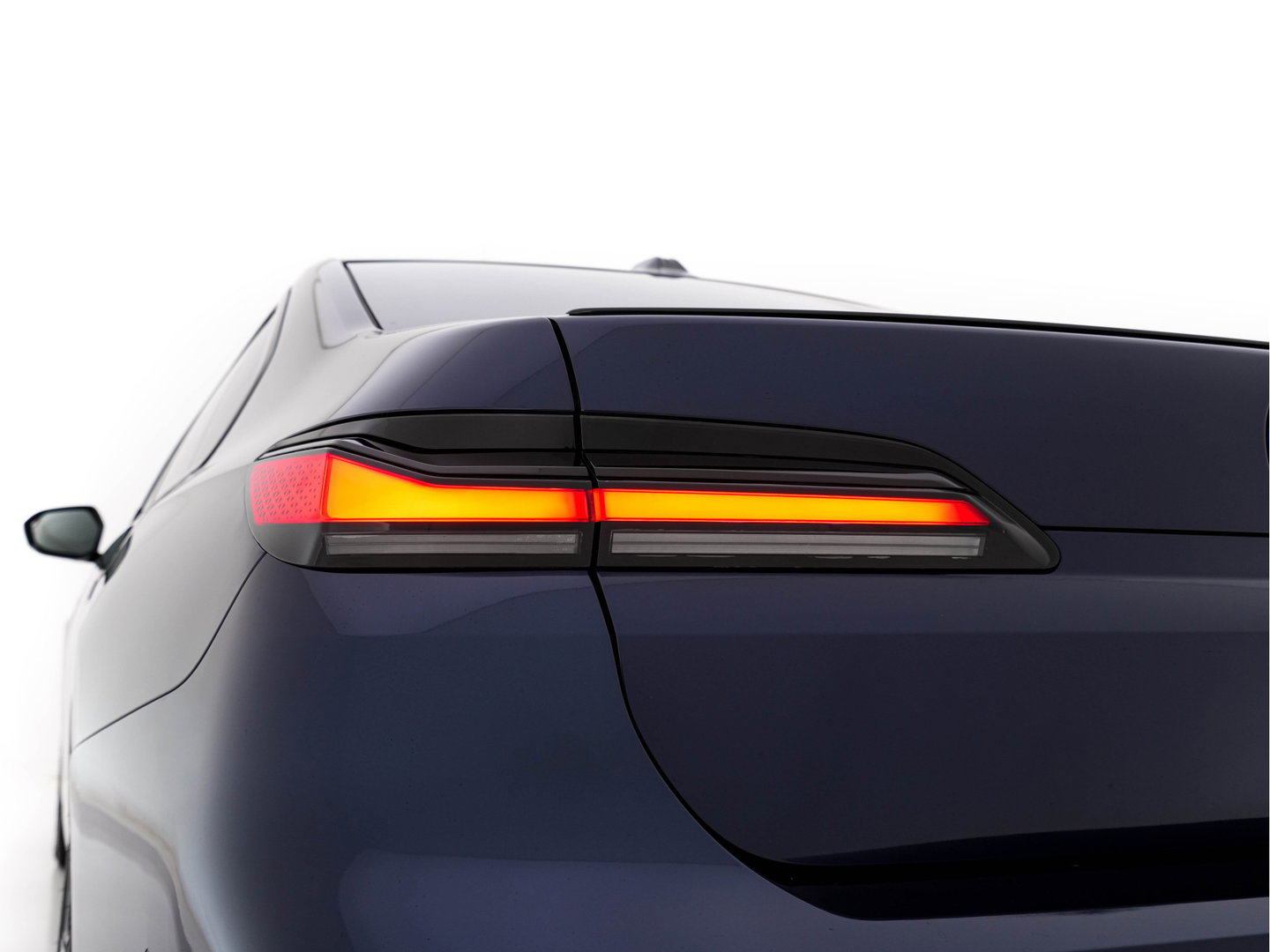 BMW i7 xDrive60 106 kWh M-Sportpack [3-Fase-11kW] {SoH-98%} (INCL.BTW) *PANO | HEAD-UP | LUXURY-LEATHER | FULL-LED | BLIND-SPOT | BOWERS&WILKINS | MEMORY-PACK | TOP-VIEW | VENTILATED/HEATED-COMFORTSEATS | SOFT-CLOSE | WIDE-SREEN-DIGICOCKPIT | KEYLESS