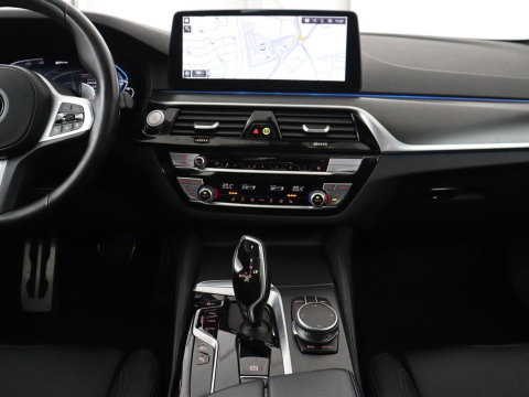 BMW 5 Serie 530e xDrive High Executive | SOH 89,6% | Panoramadak | Leder | Memory | Stoelverwarming | Harman/Kardon | Carplay | Sfeerverlichting | Cruise control | PHEV