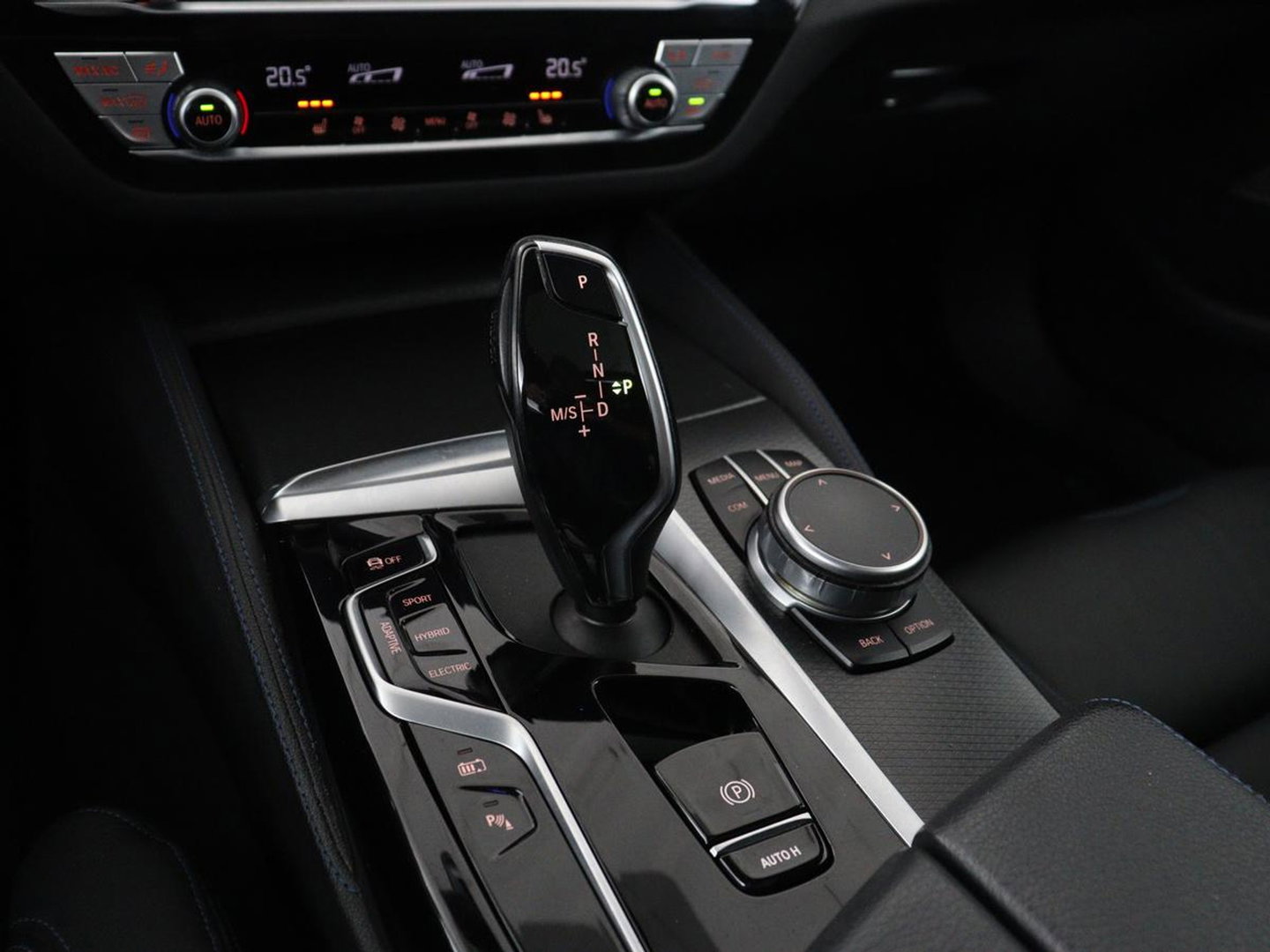 BMW 5 Serie 530e xDrive High Executive | SOH 89,6% | Panoramadak | Leder | Memory | Stoelverwarming | Harman/Kardon | Carplay | Sfeerverlichting | Cruise control | PHEV