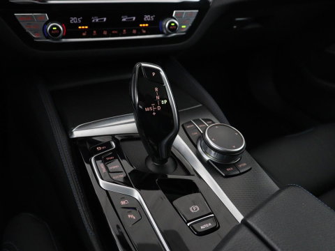 BMW 5 Serie 530e xDrive High Executive | SOH 89,6% | Panoramadak | Leder | Memory | Stoelverwarming | Harman/Kardon | Carplay | Sfeerverlichting | Cruise control | PHEV