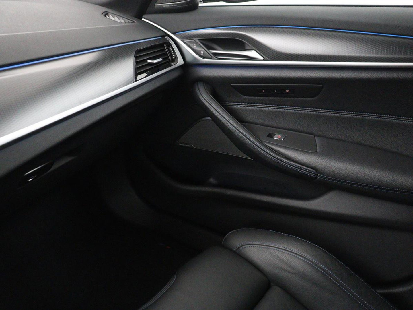 BMW 5 Serie 530e xDrive High Executive | SOH 89,6% | Panoramadak | Leder | Memory | Stoelverwarming | Harman/Kardon | Carplay | Sfeerverlichting | Cruise control | PHEV