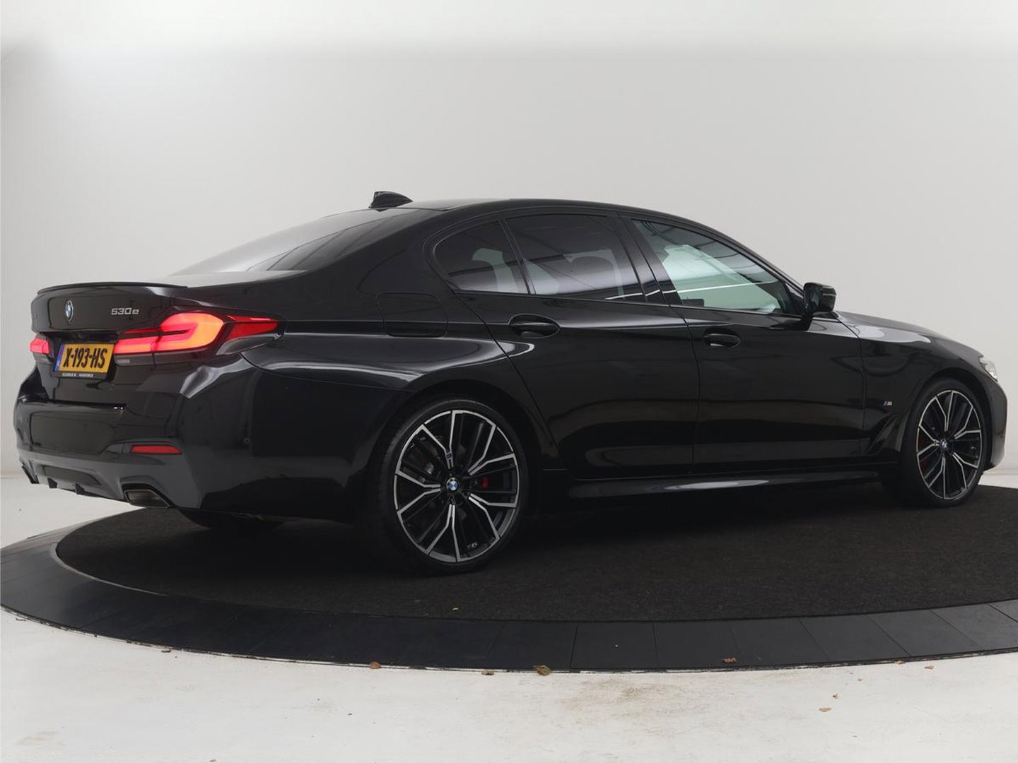 BMW 5 Serie 530e xDrive High Executive | SOH 89,6% | Panoramadak | Leder | Memory | Stoelverwarming | Harman/Kardon | Carplay | Sfeerverlichting | Cruise control | PHEV