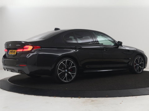 BMW 5 Serie 530e xDrive High Executive | SOH 89,6% | Panoramadak | Leder | Memory | Stoelverwarming | Harman/Kardon | Carplay | Sfeerverlichting | Cruise control | PHEV