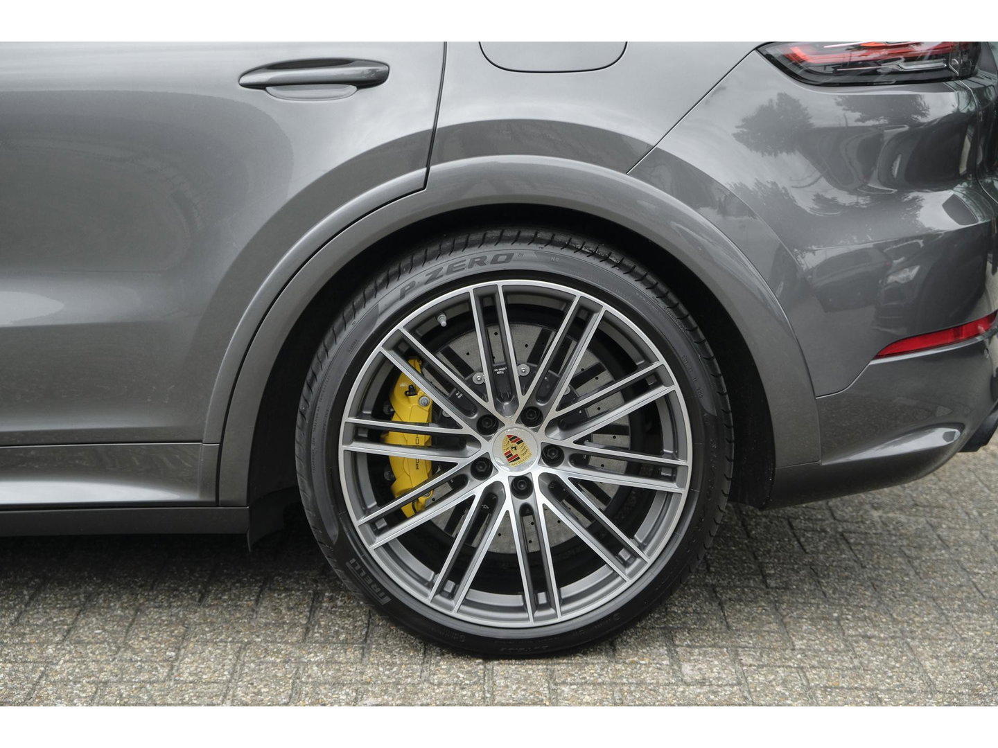 Porsche Cayenne Coupé 4.0 V8 Turbo S 680pk E-Hybrid Panoramadak 4-wielsturing *SOH 94%* Trekhaak PDCC BOMVOL 1e Eigenaar NLauto 22" LMV