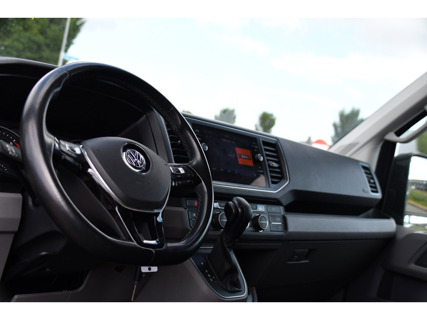 Volkswagen Crafter 35 2.0 TDI L3H2 Highline PB Edition Full Options! Adaptieve Cruise, Camera, Carplay, LED, Stuur verwarming, 177pk, Automaat, Multimedia, Stoelverwarming, Uniek!
