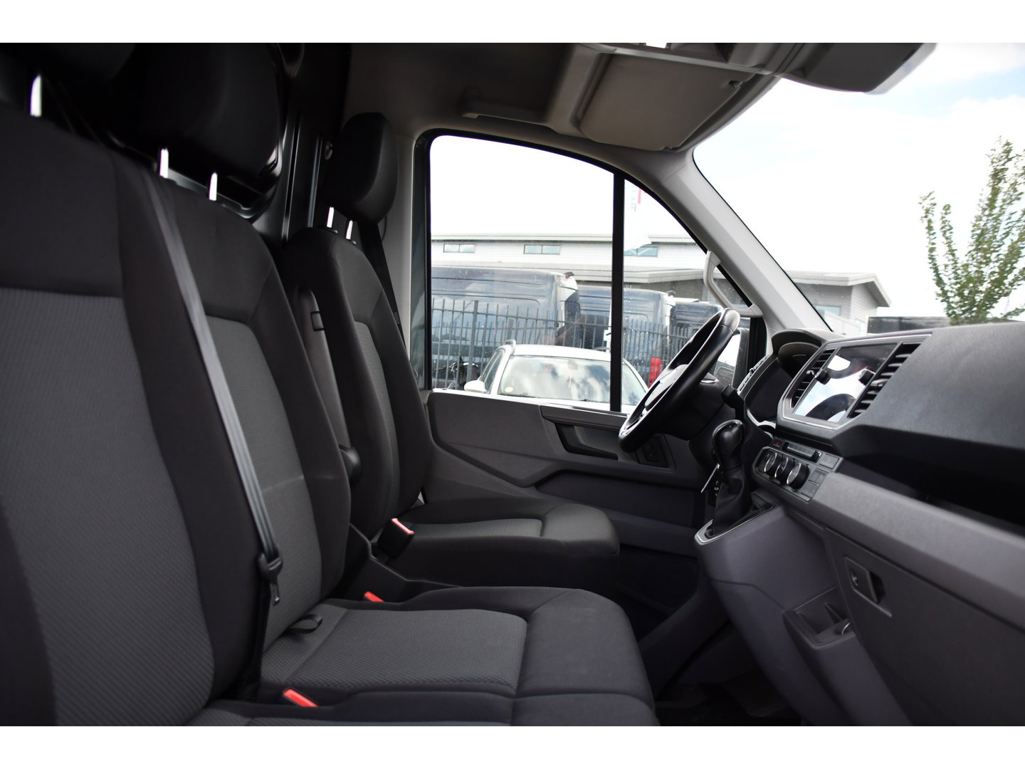 Volkswagen Crafter 35 2.0 TDI L3H2 Highline PB Edition Full Options! Adaptieve Cruise, Camera, Carplay, LED, Stuur verwarming, 177pk, Automaat, Multimedia, Stoelverwarming, Uniek!